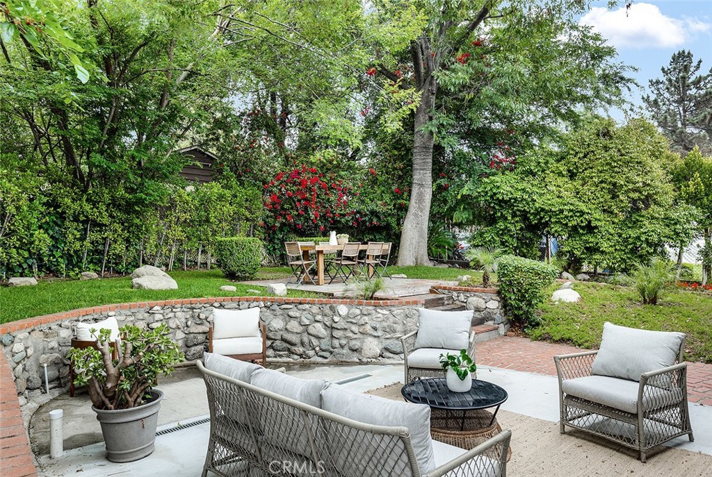 211 E Altadena Drive