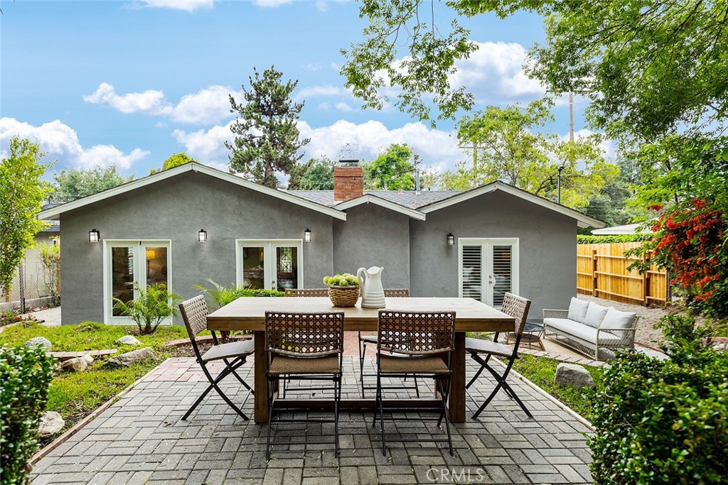 211 E Altadena Drive