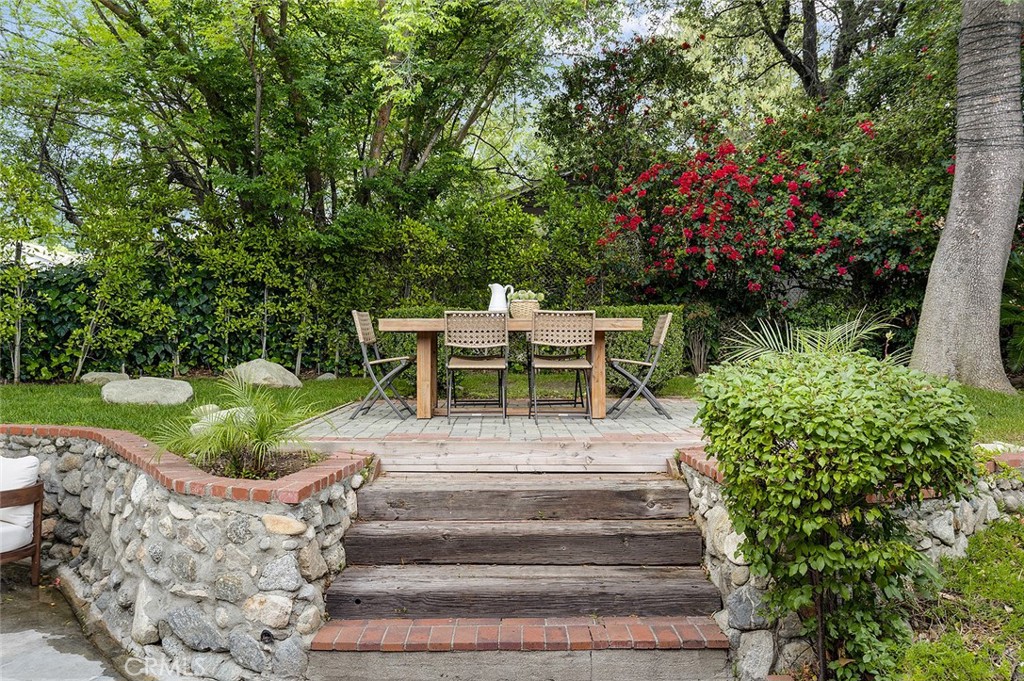 211 E Altadena Drive