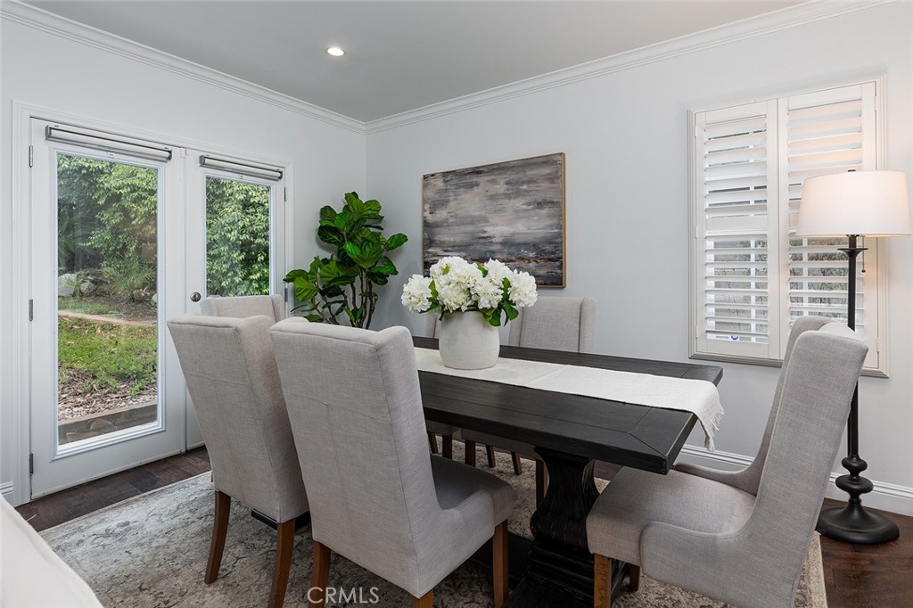 211 E Altadena Drive