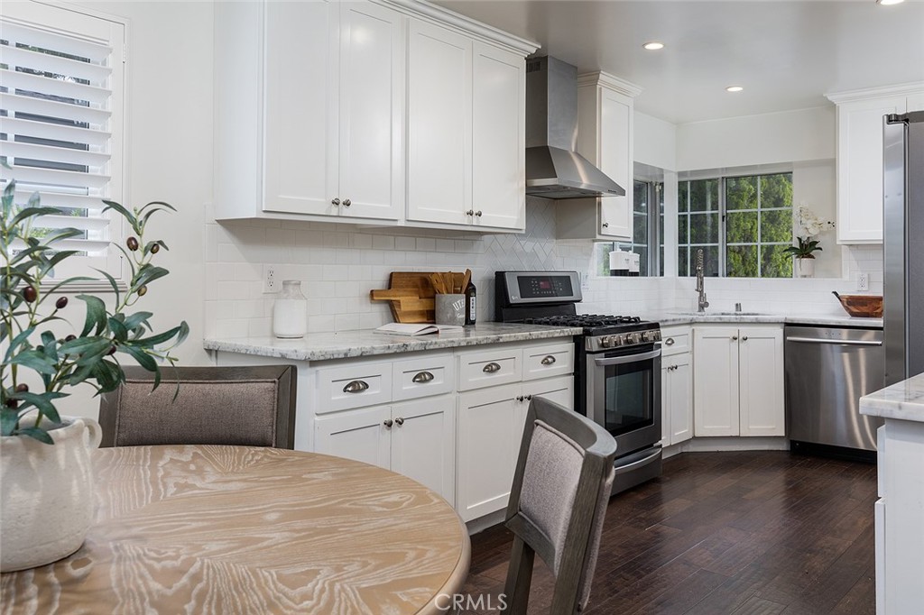 211 E Altadena Drive