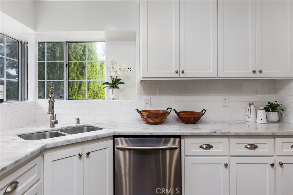 211 E Altadena Drive