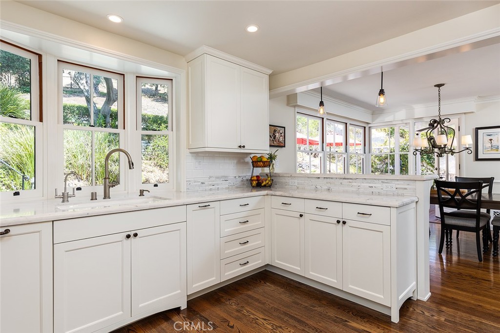 1021 W Mountain Street