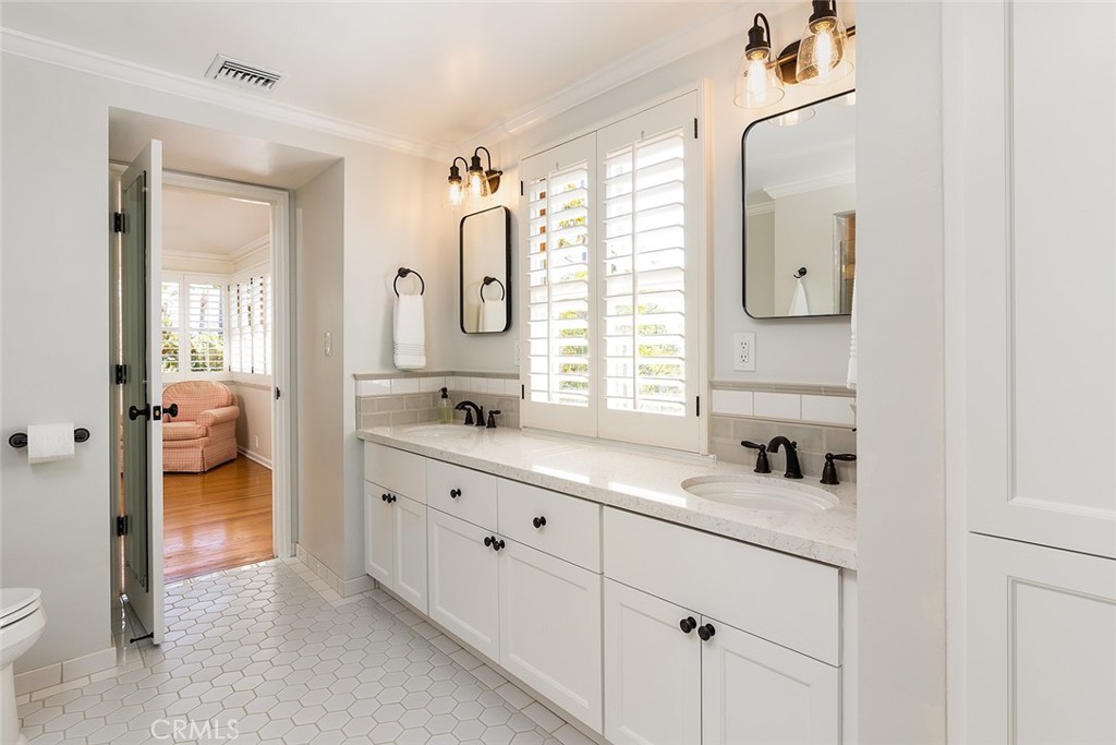 1021 W Mountain Street