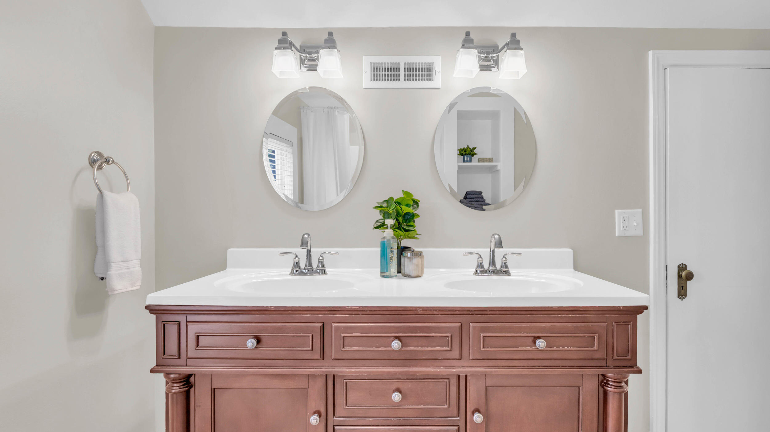 4094 University Drive, Ooltewah