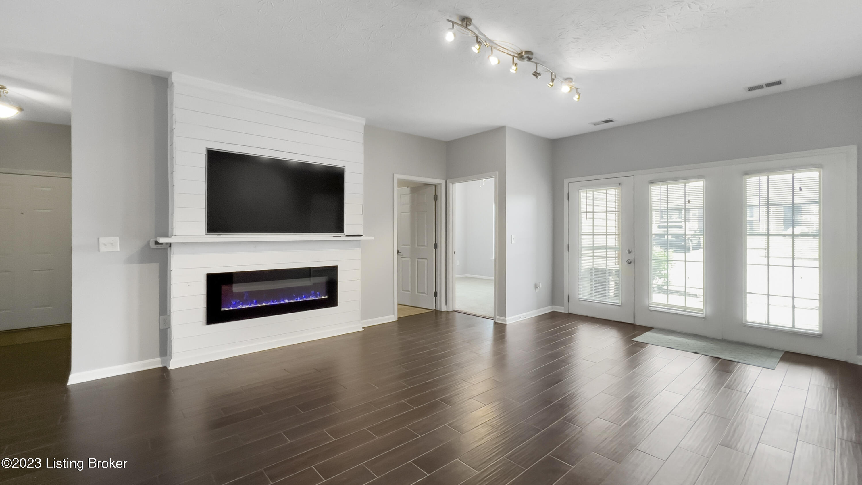 9402 Clubview Dr, 101