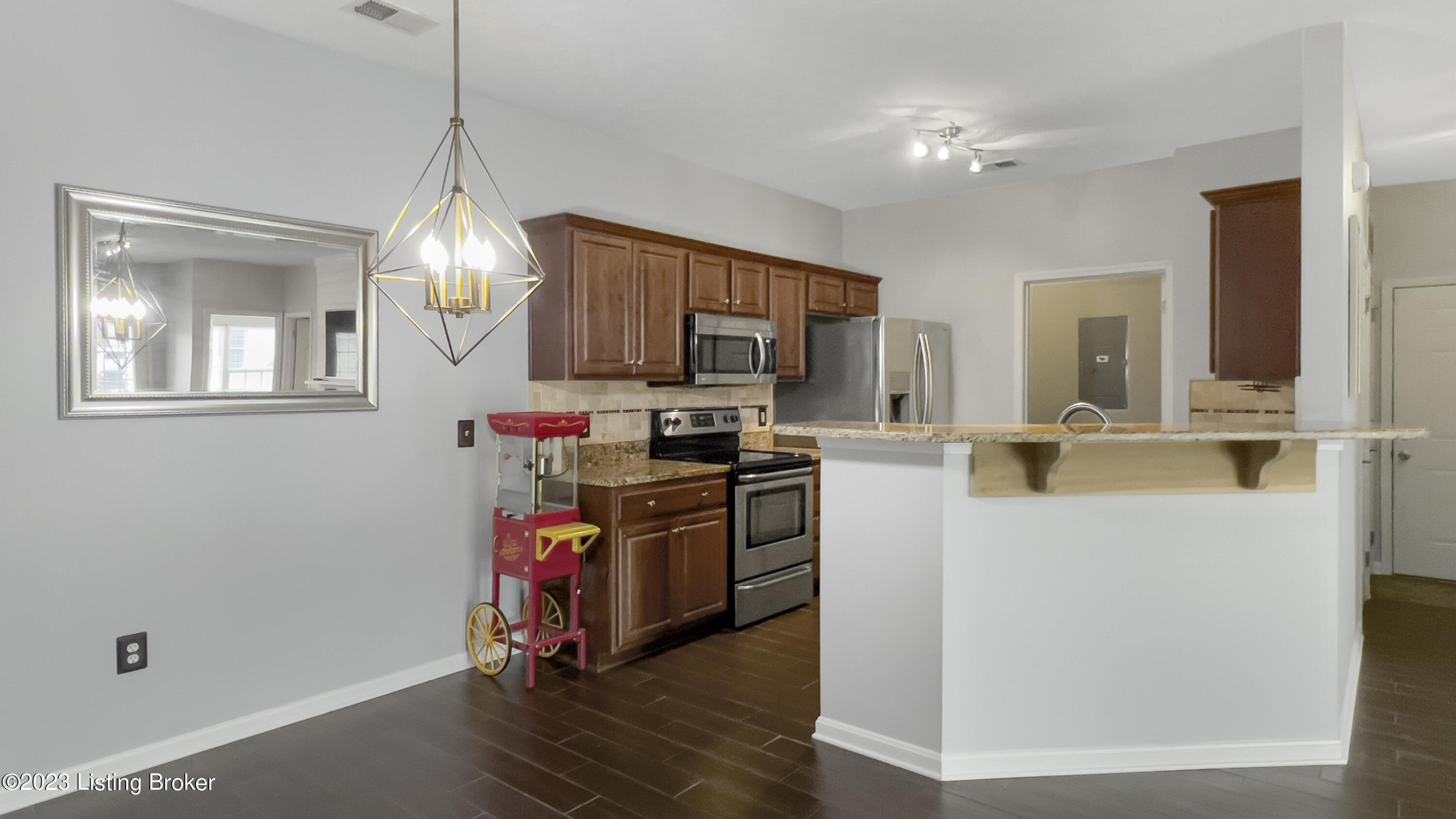 9402 Clubview Dr, 101