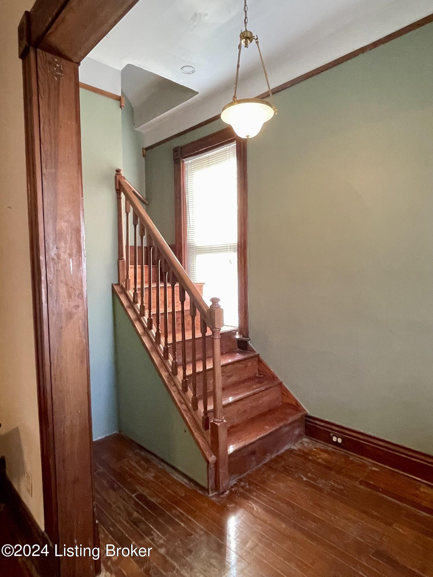 220 E Burnett Ave