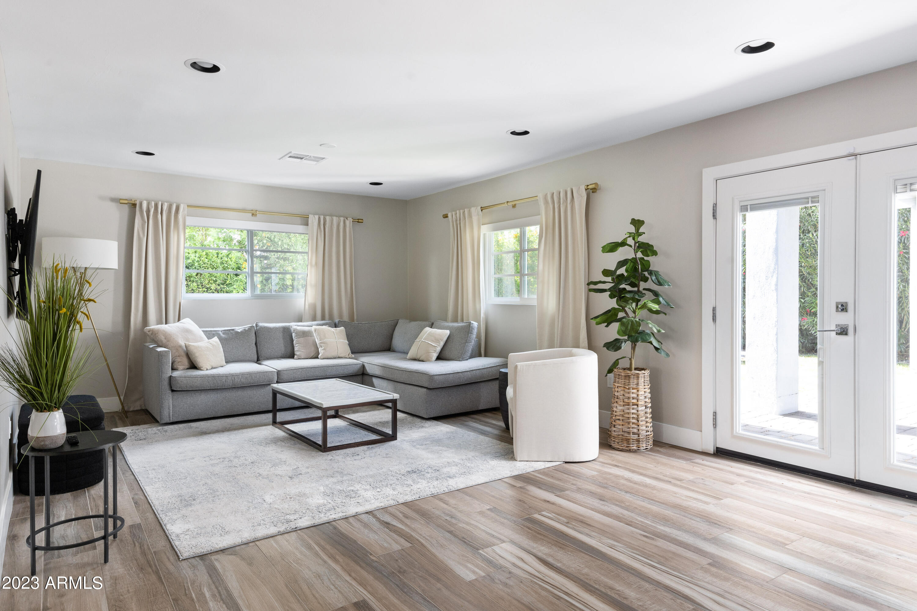 4008 E FAIRMOUNT Avenue