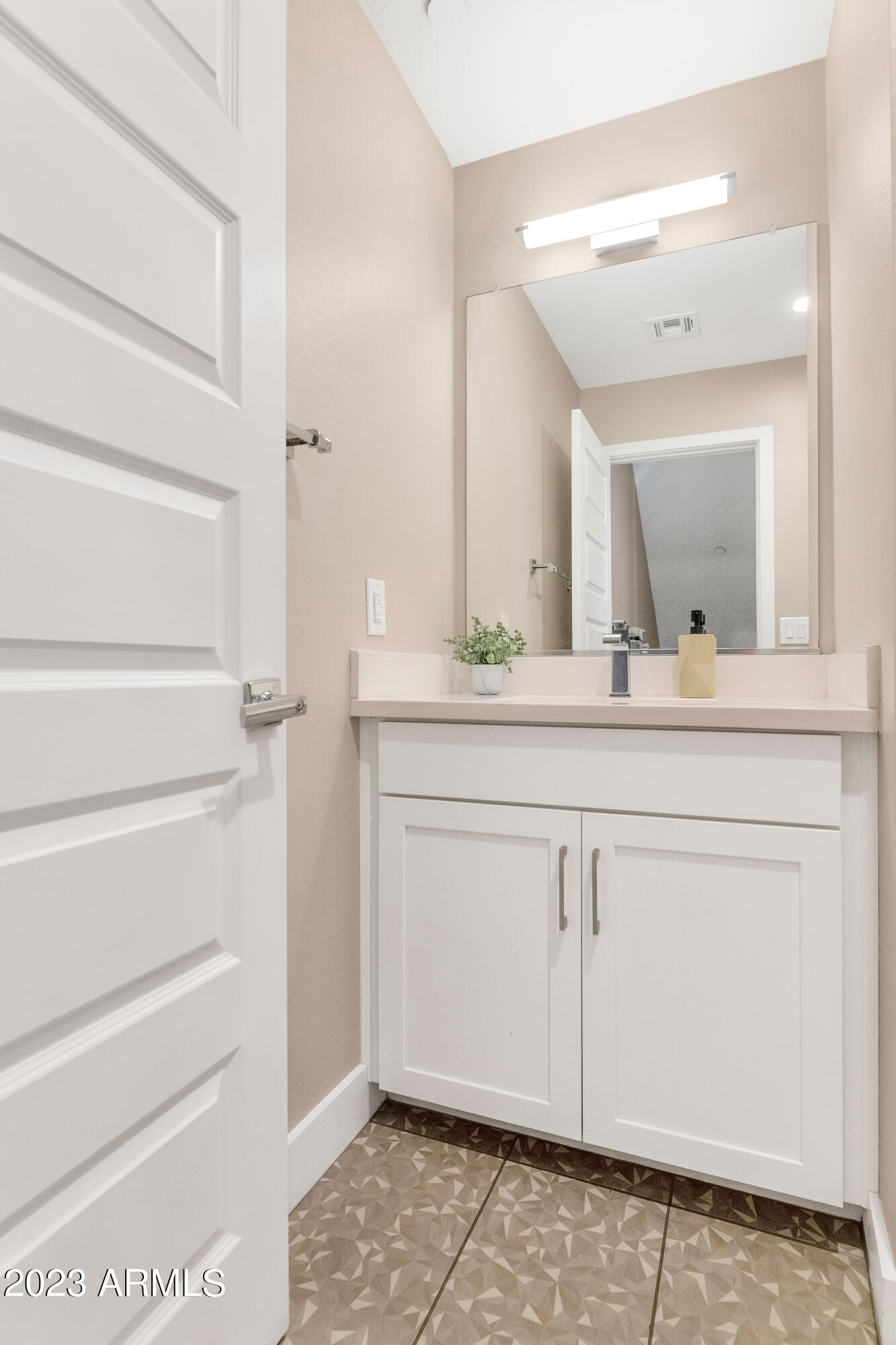 820 N 8TH Avenue, 13