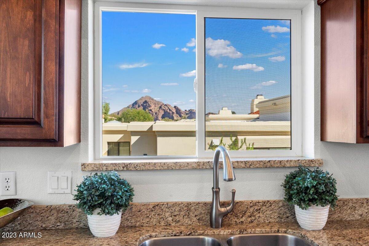 3800 E LINCOLN Drive, 39