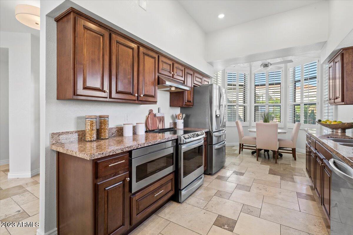 3800 E LINCOLN Drive, 39
