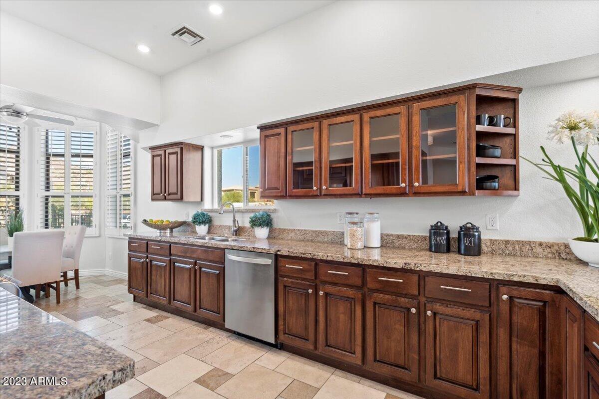 3800 E LINCOLN Drive, 39