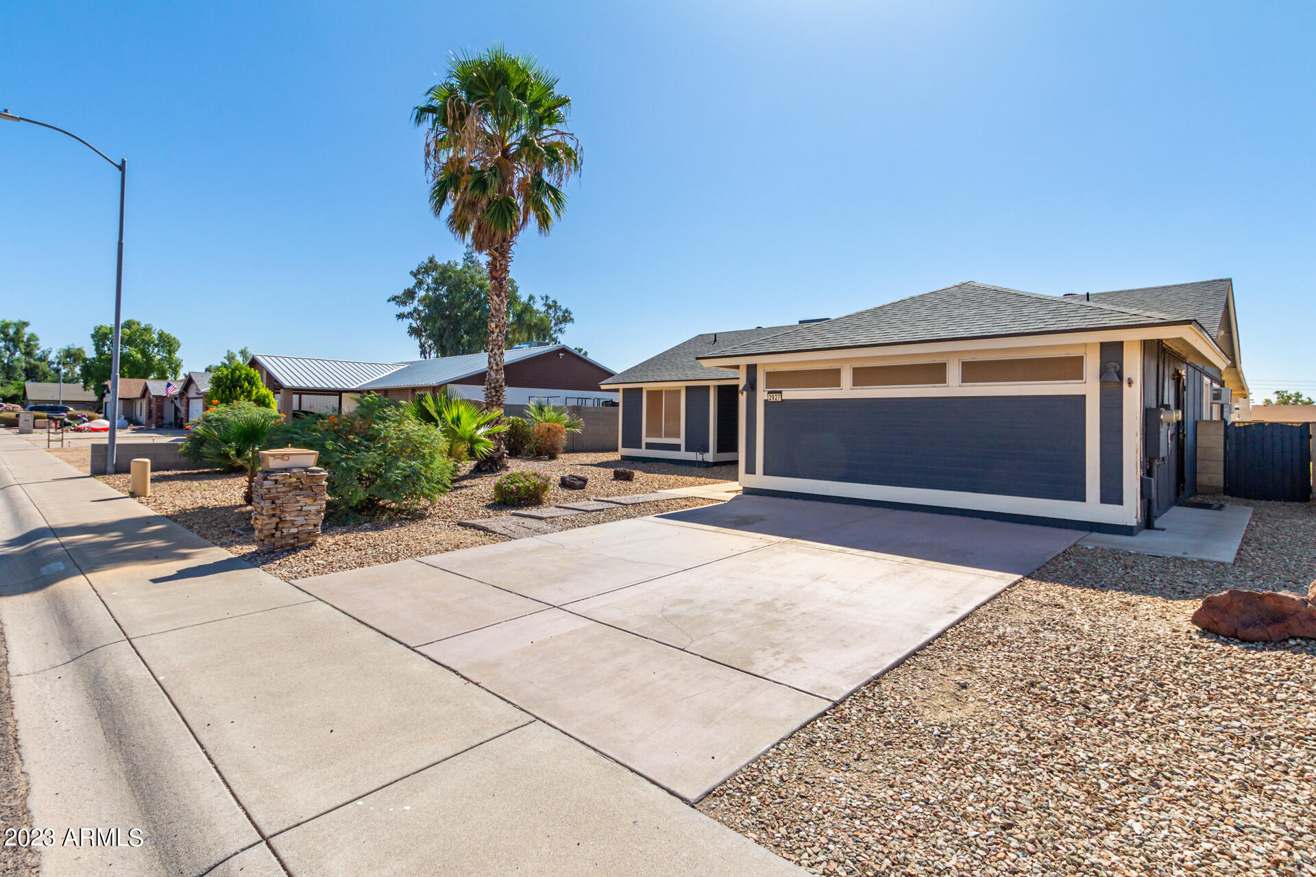 2927 W MEADOW Drive