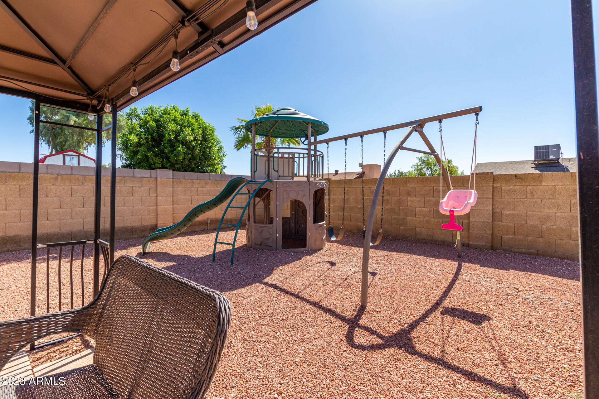 2927 W MEADOW Drive