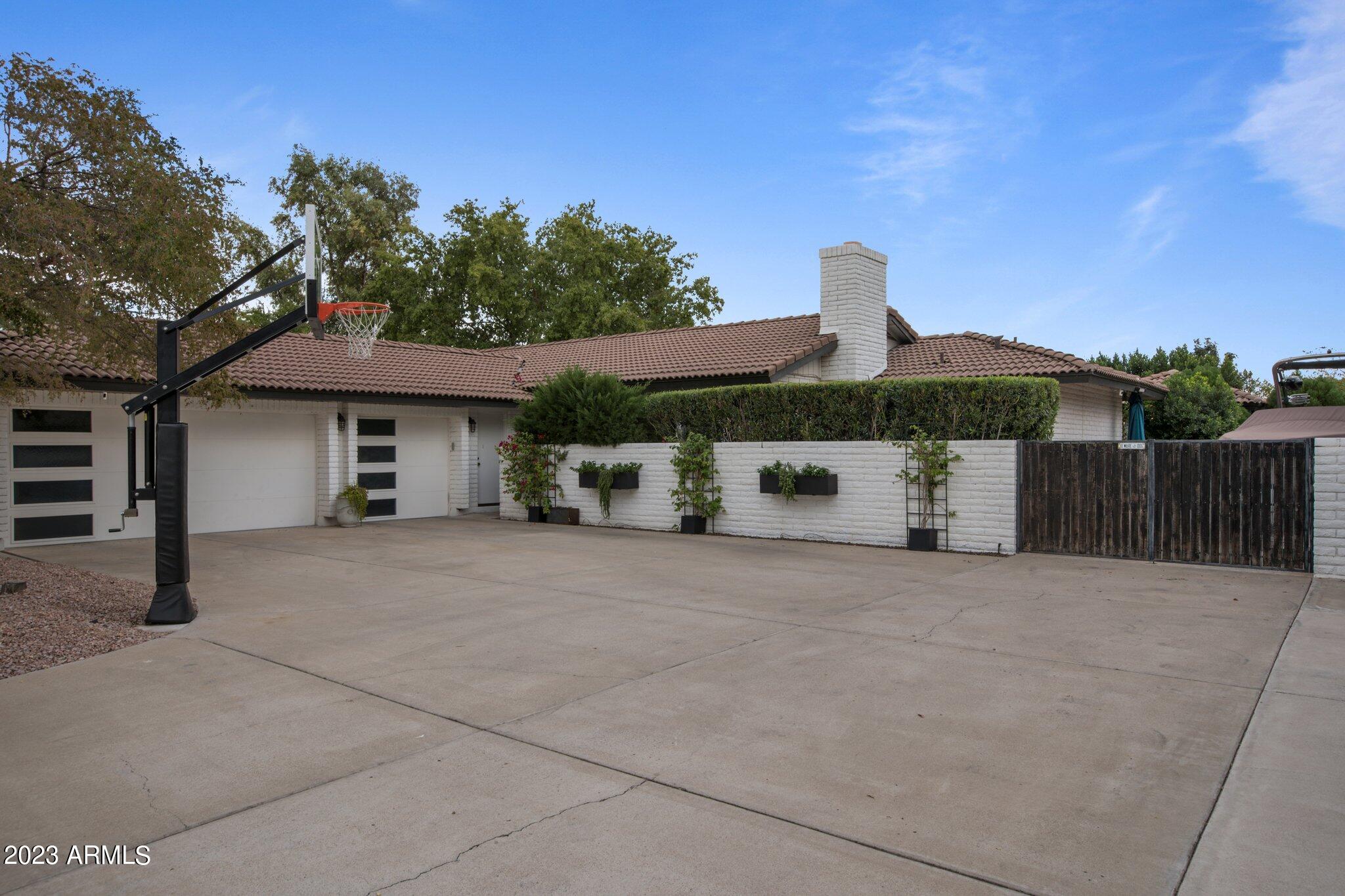 5301 E Poinsettia Drive