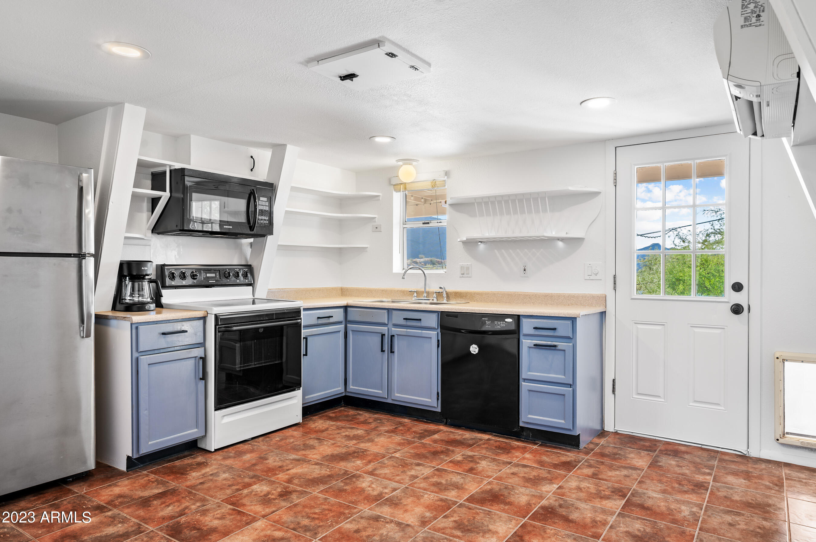 1421 E SUNNYSIDE Drive