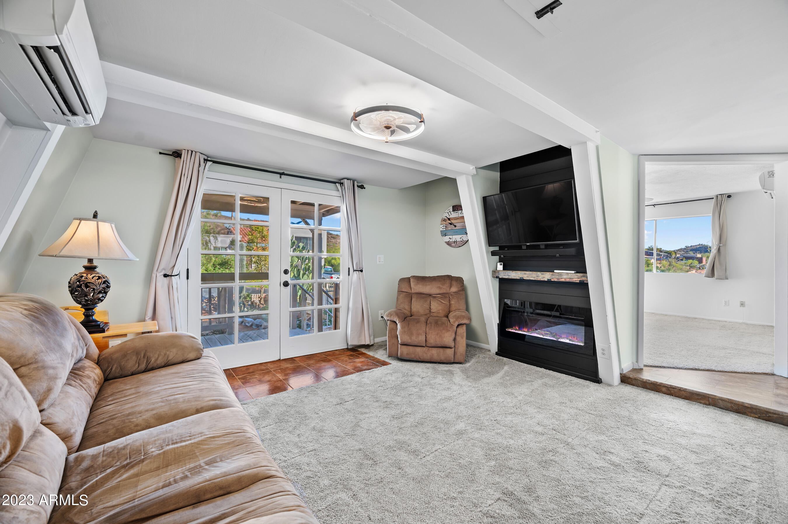 1421 E SUNNYSIDE Drive