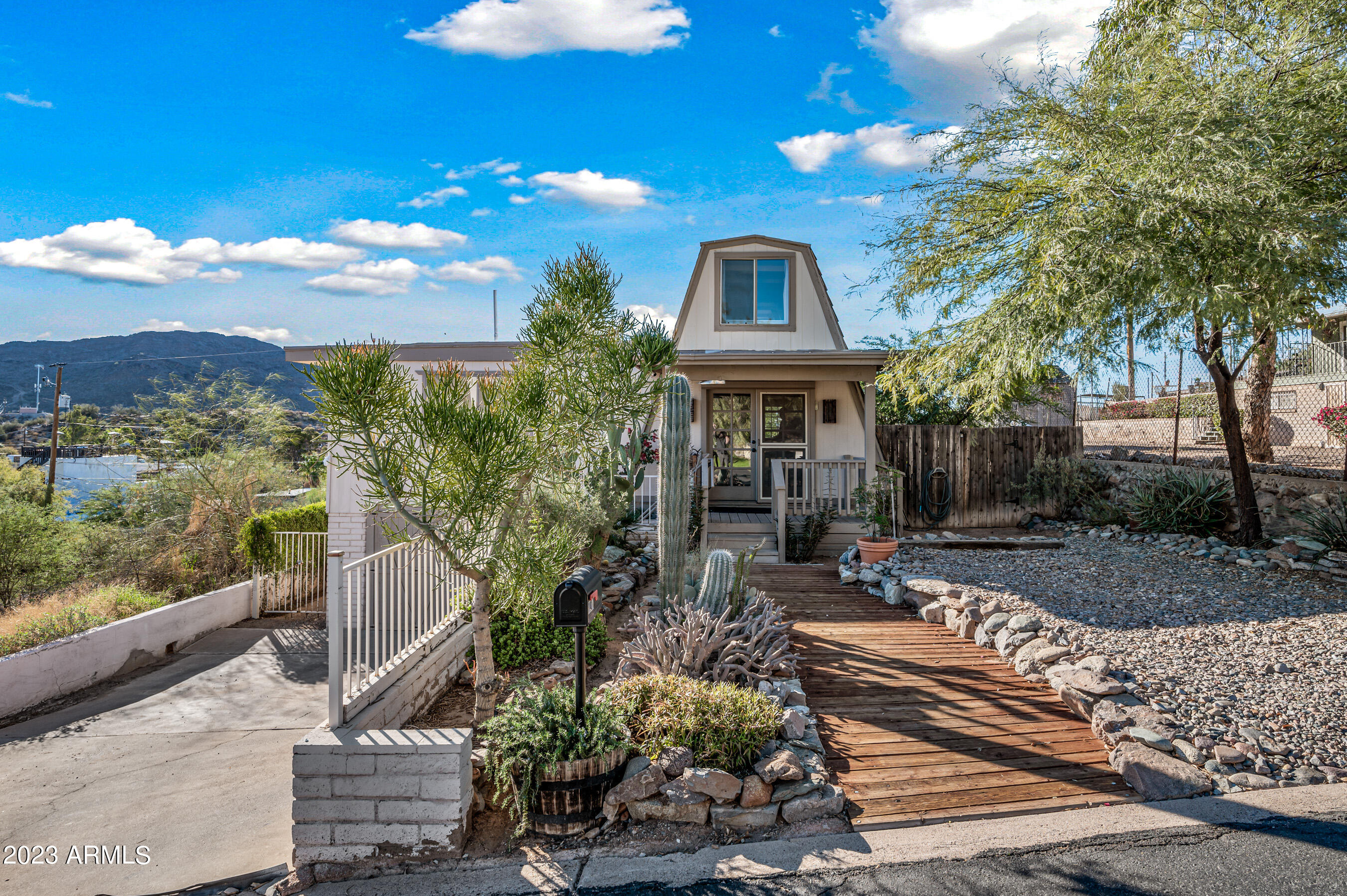 1421 E SUNNYSIDE Drive