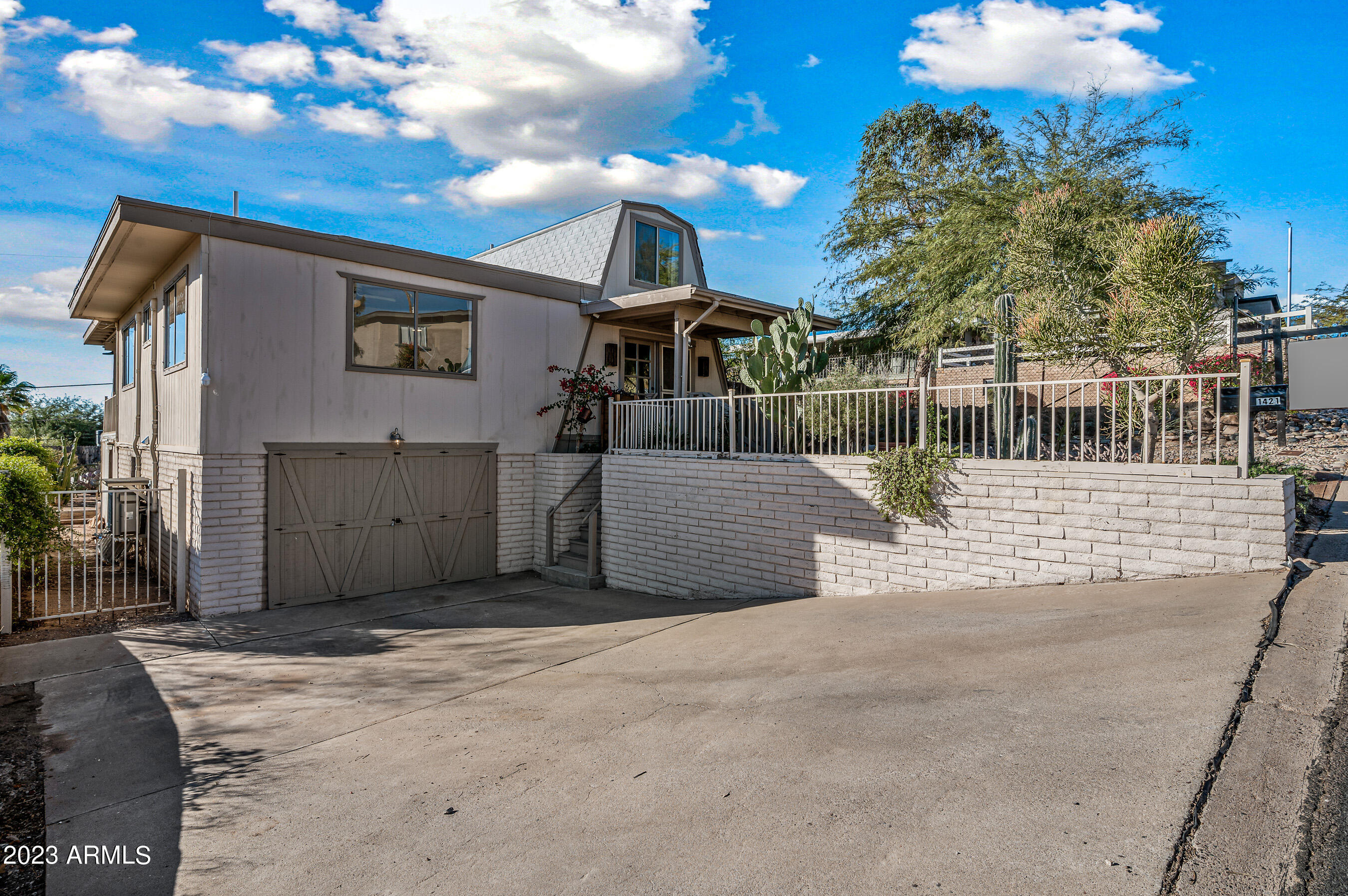 1421 E SUNNYSIDE Drive