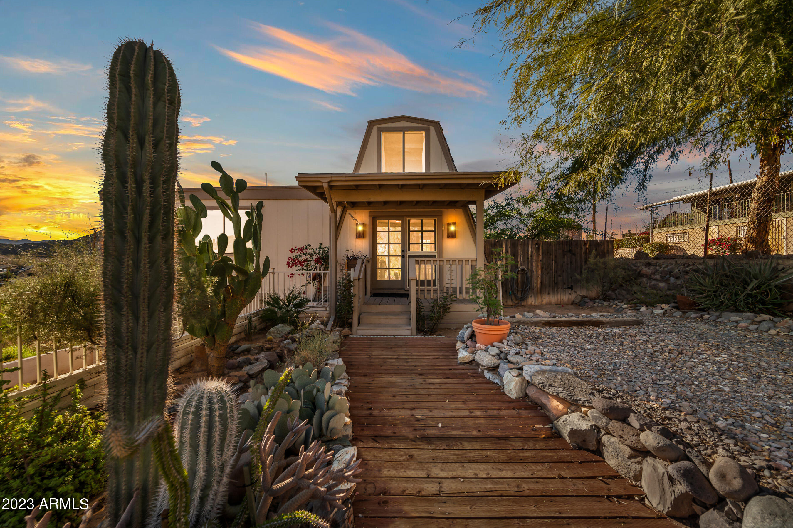 1421 E SUNNYSIDE Drive