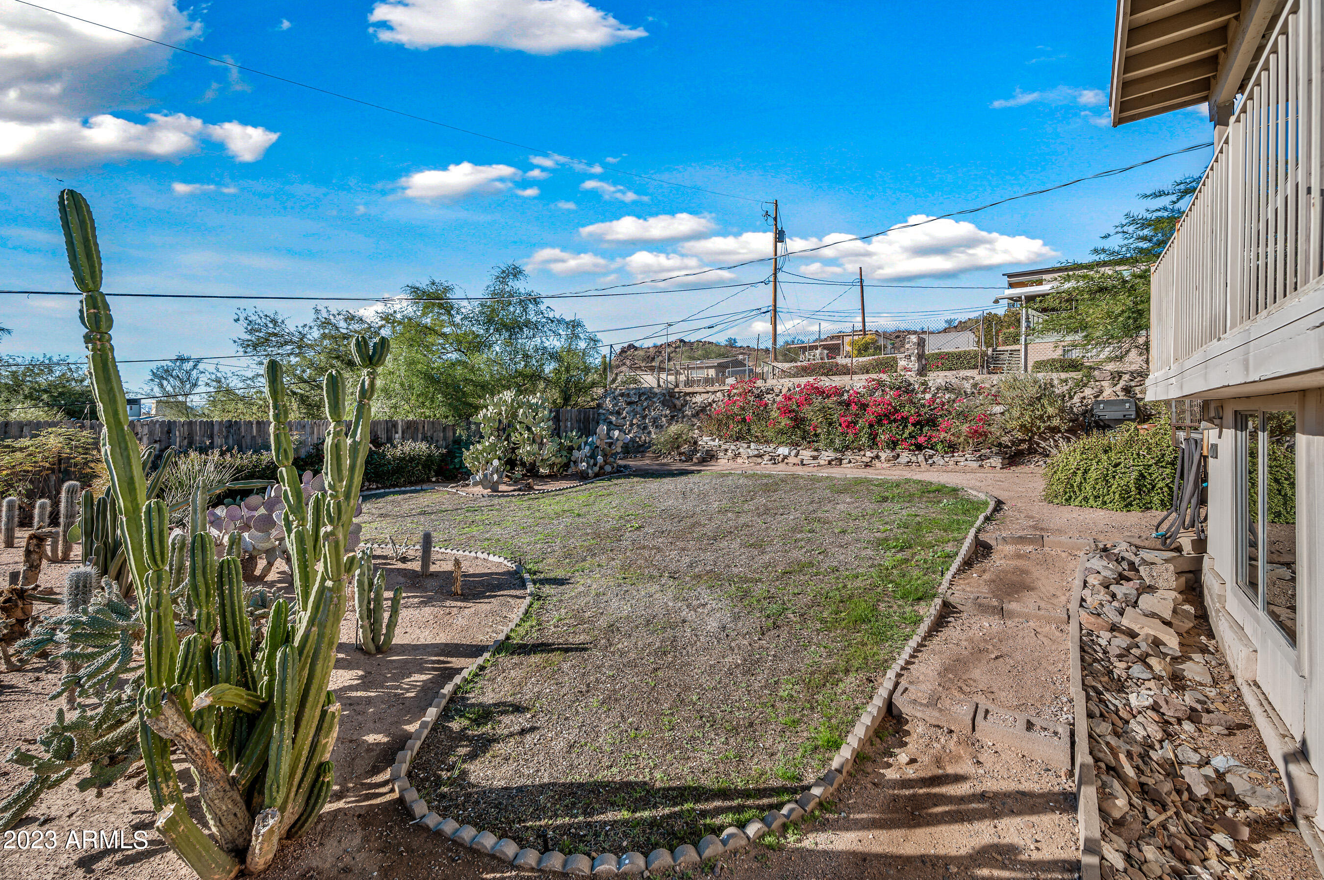 1421 E SUNNYSIDE Drive