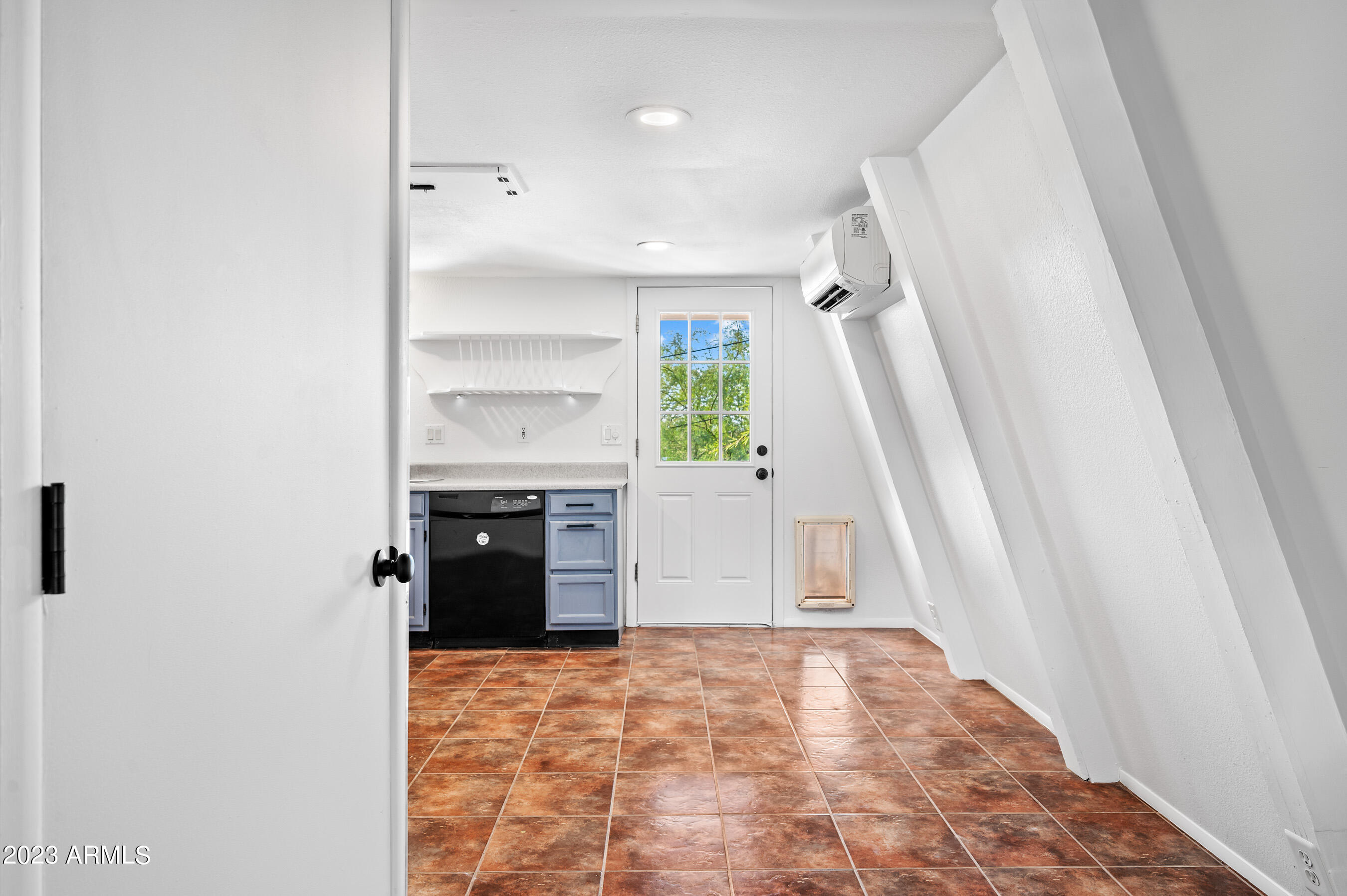 1421 E SUNNYSIDE Drive