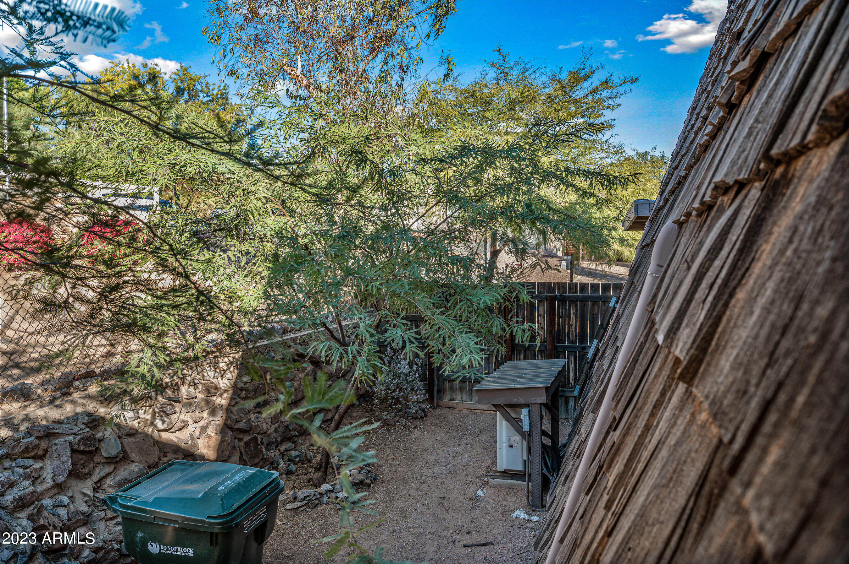 1421 E SUNNYSIDE Drive