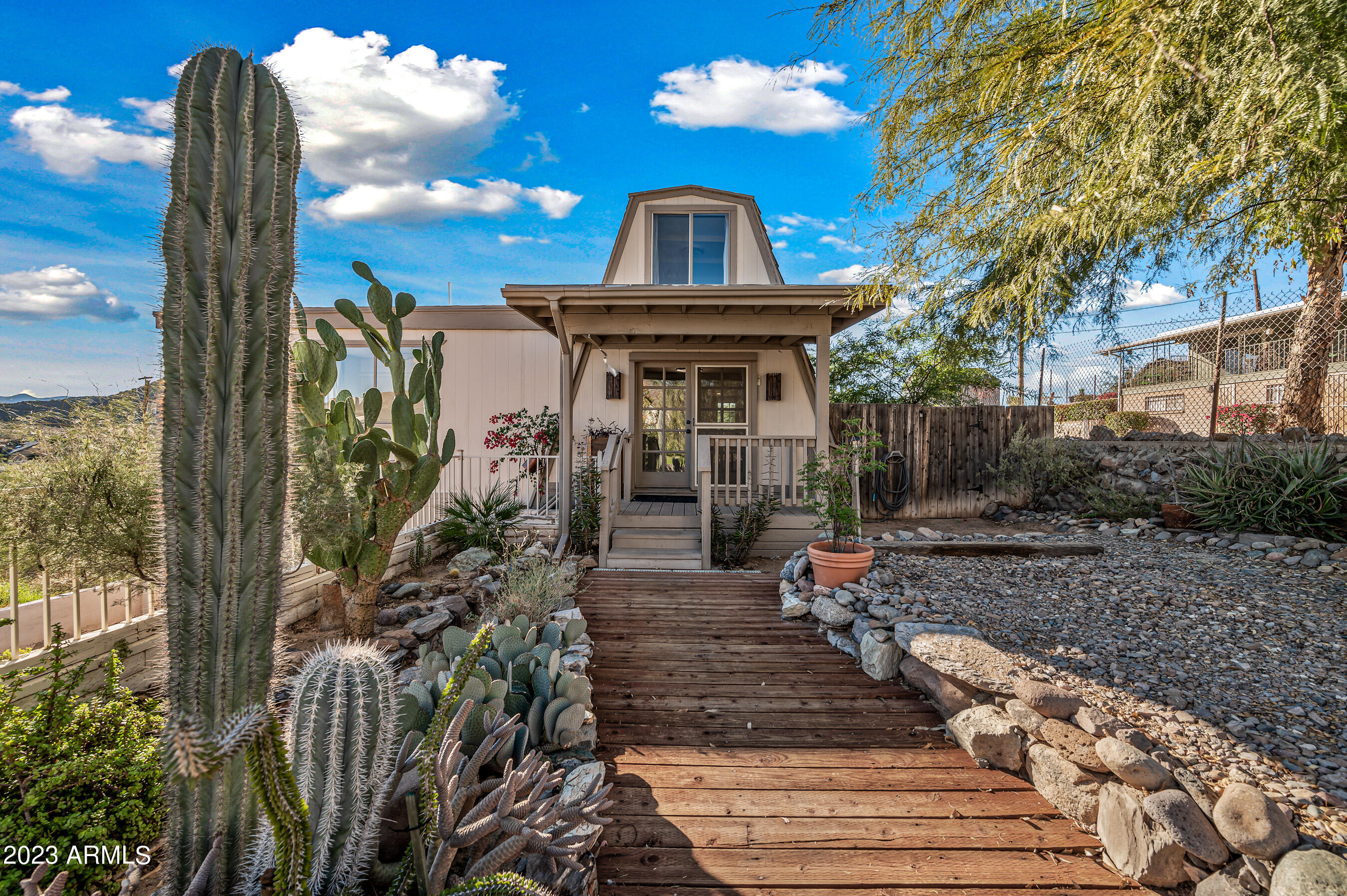 1421 E SUNNYSIDE Drive