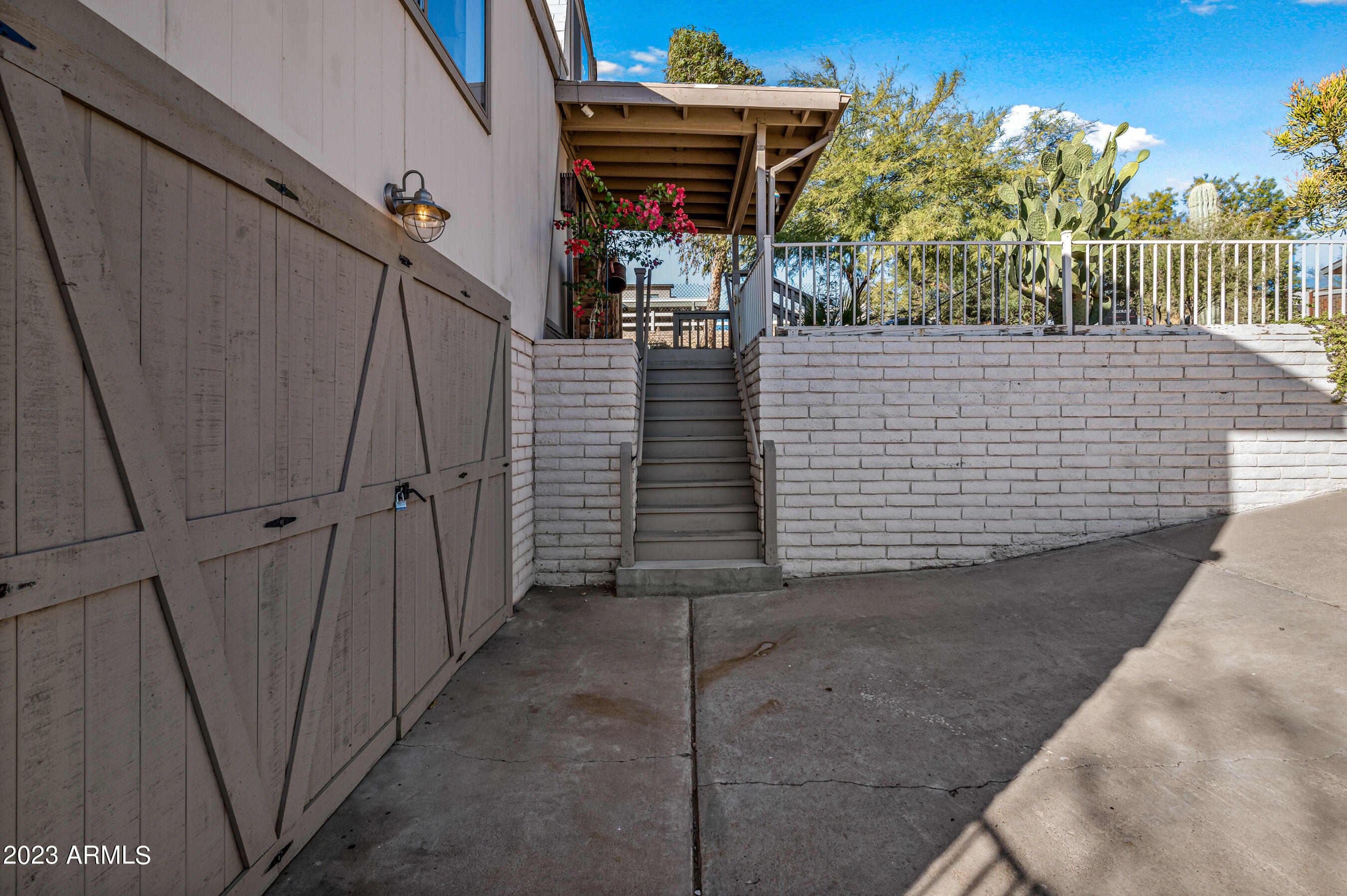 1421 E SUNNYSIDE Drive