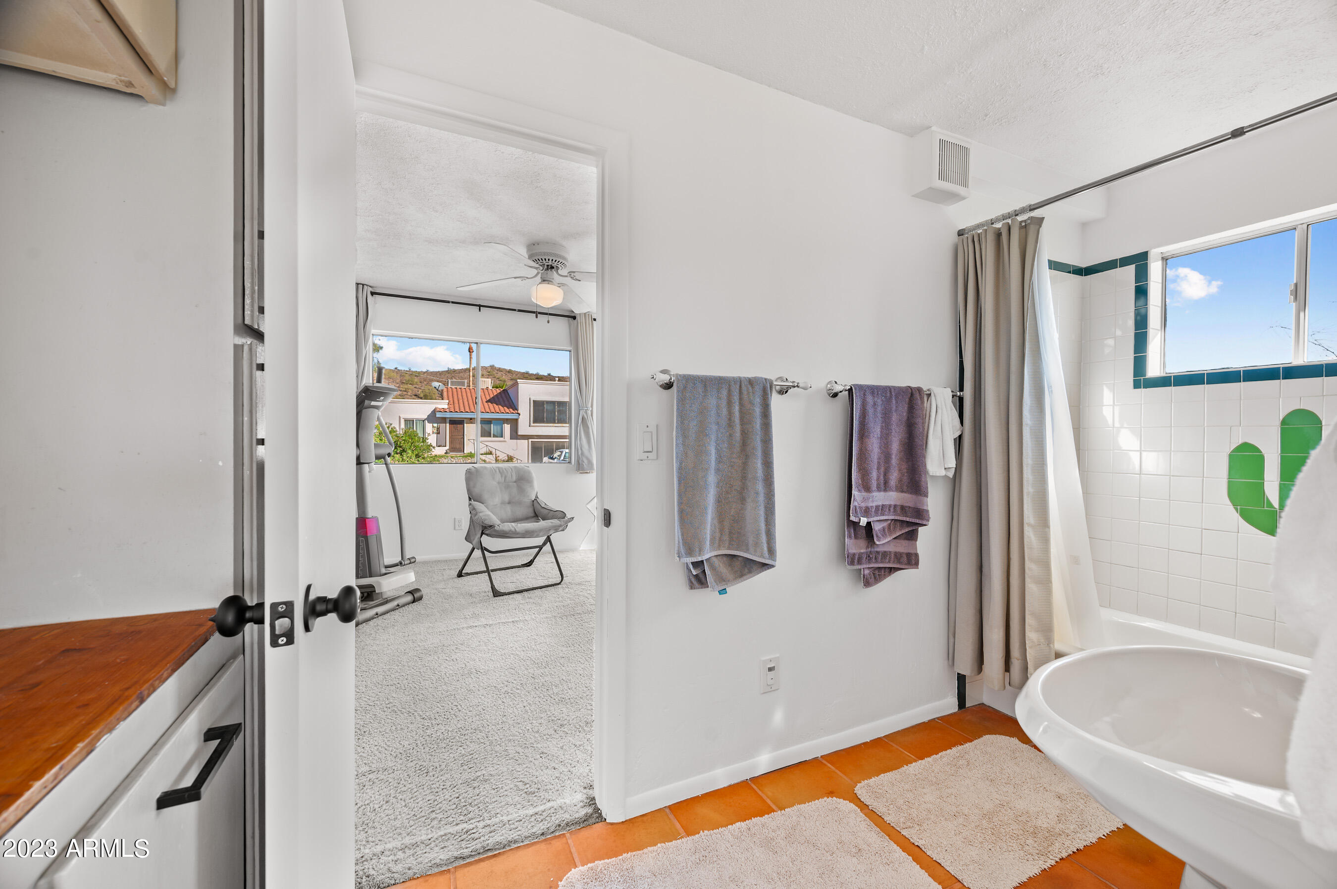 1421 E SUNNYSIDE Drive