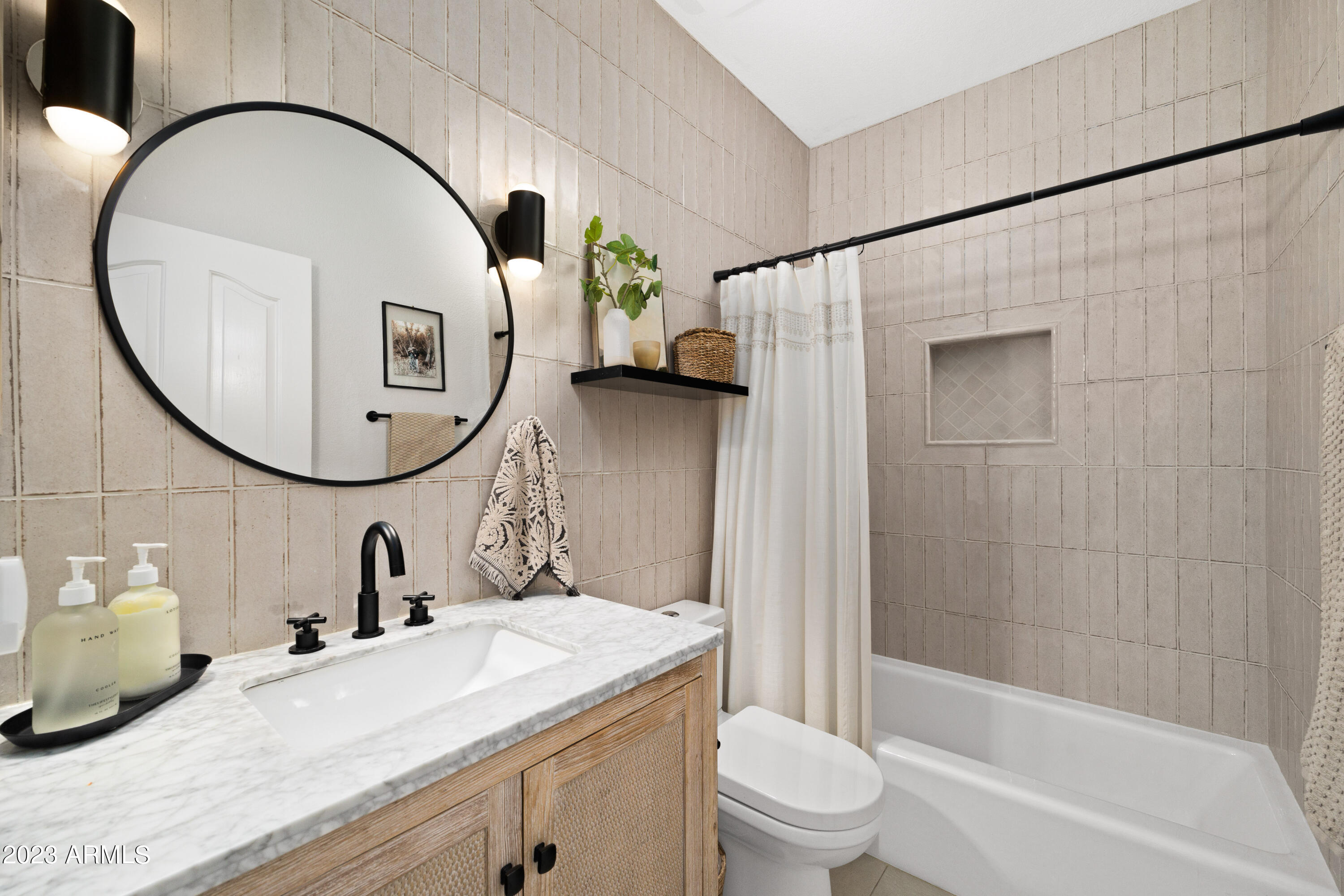 5742 E GELDING Drive