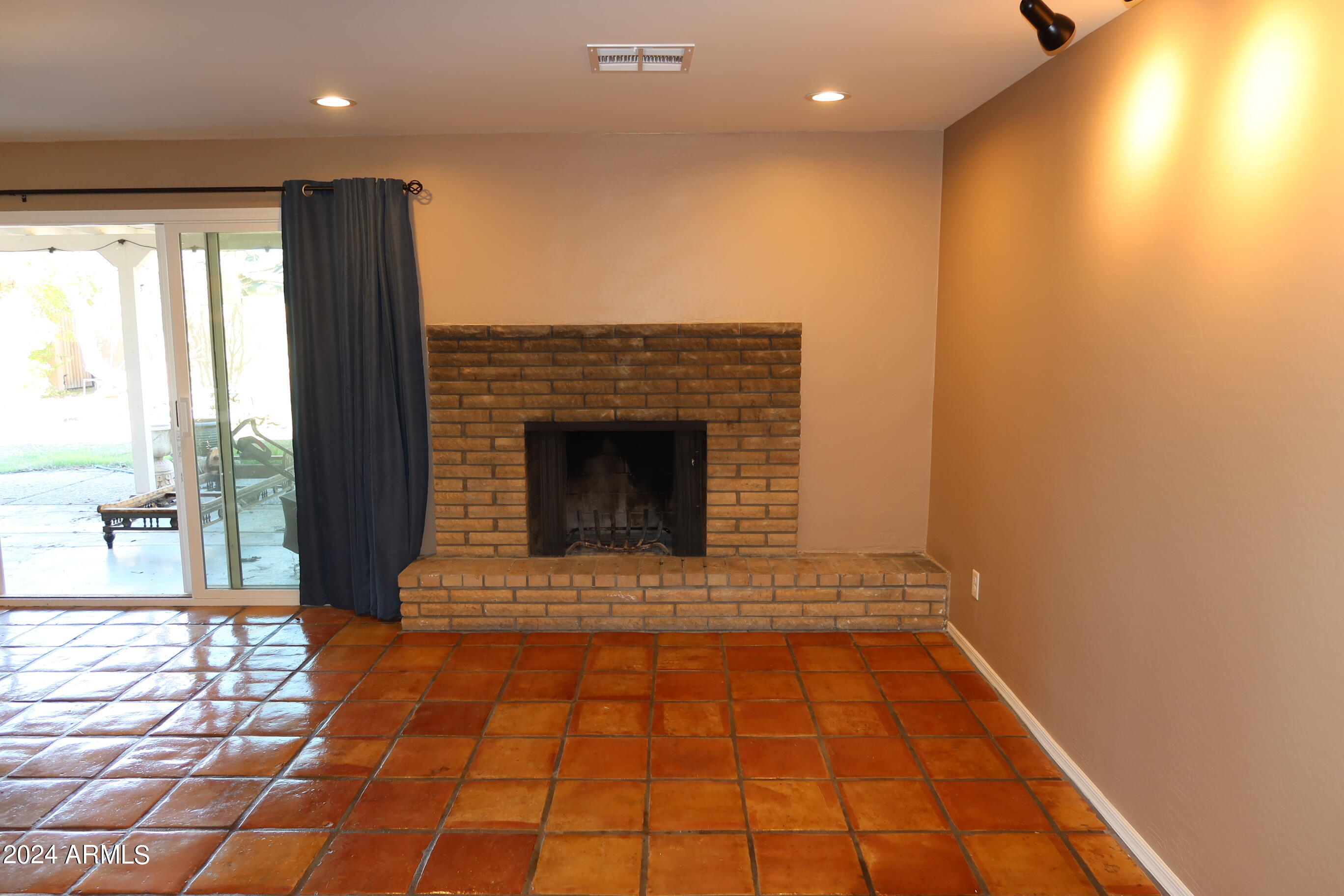 4434 E MITCHELL Drive