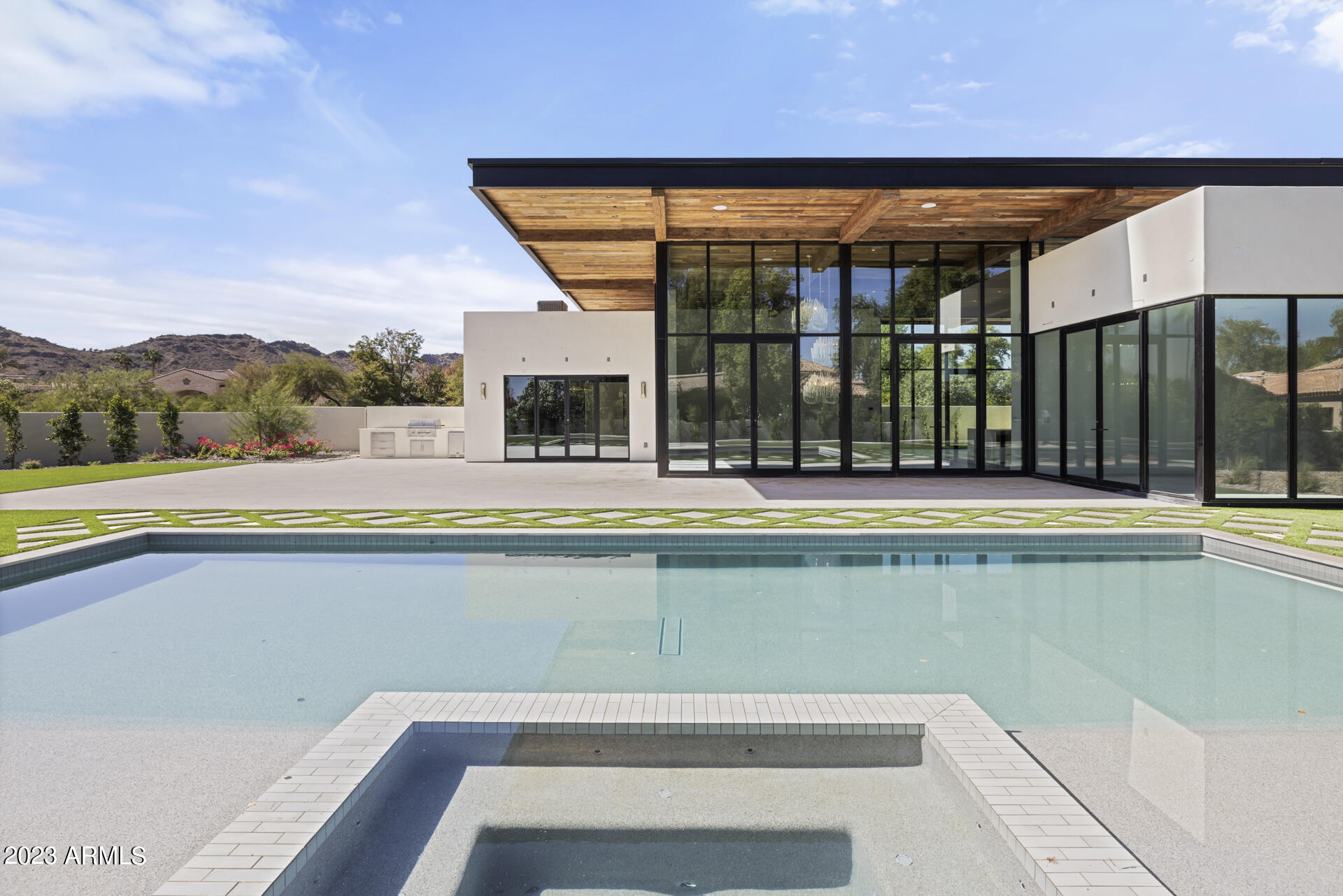 7611 N MOCKINGBIRD Lane