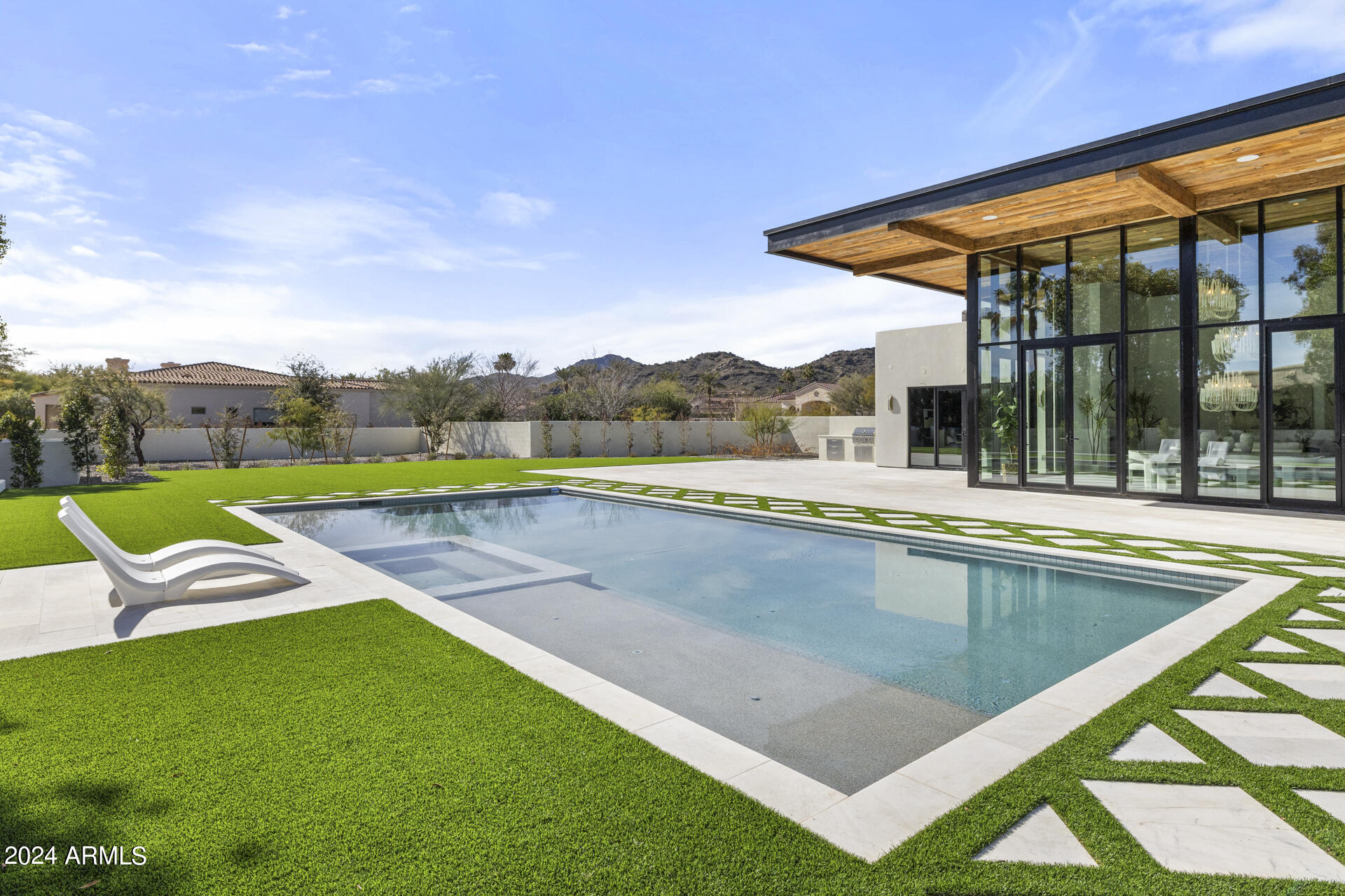 7611 N MOCKINGBIRD Lane