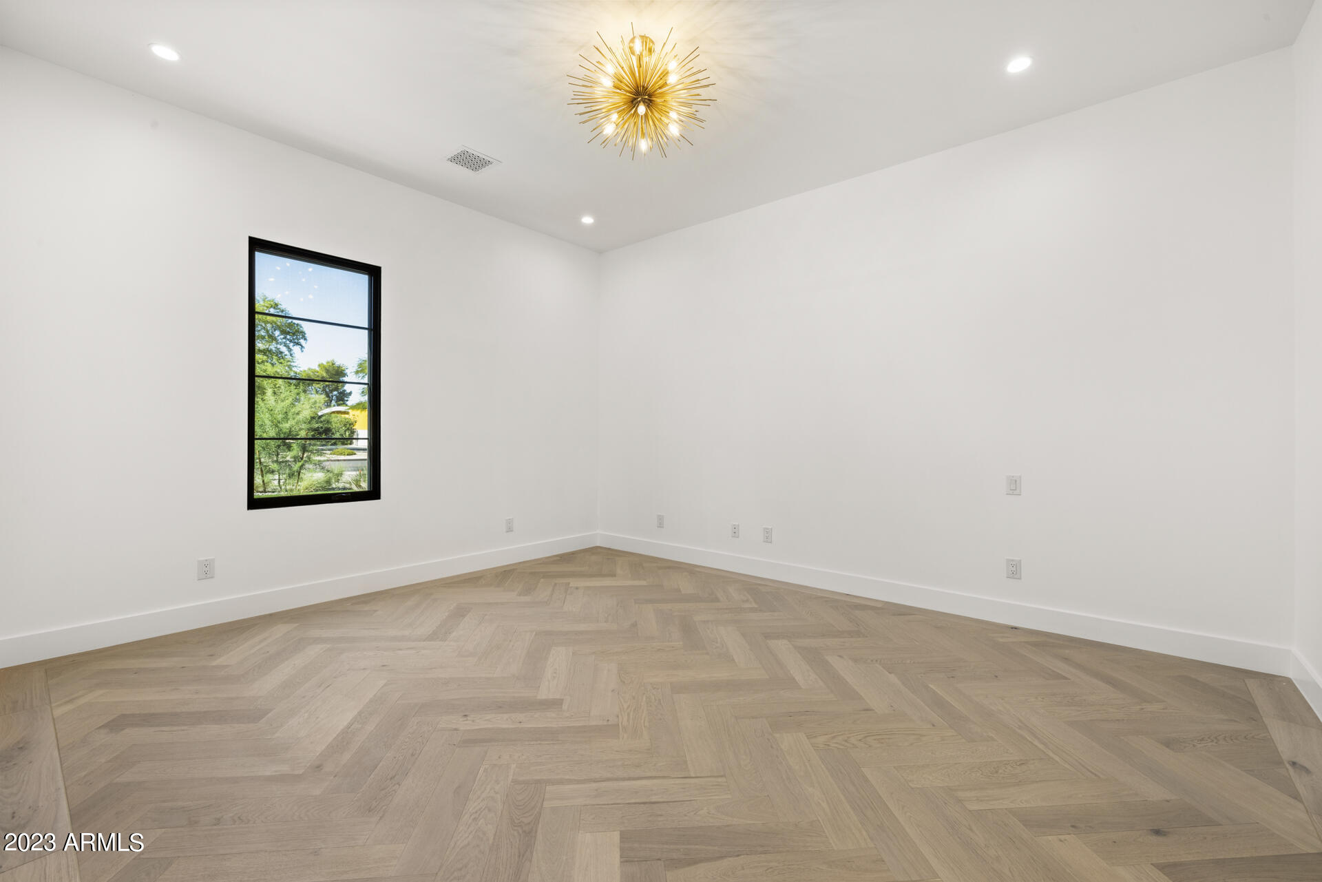 7611 N MOCKINGBIRD Lane