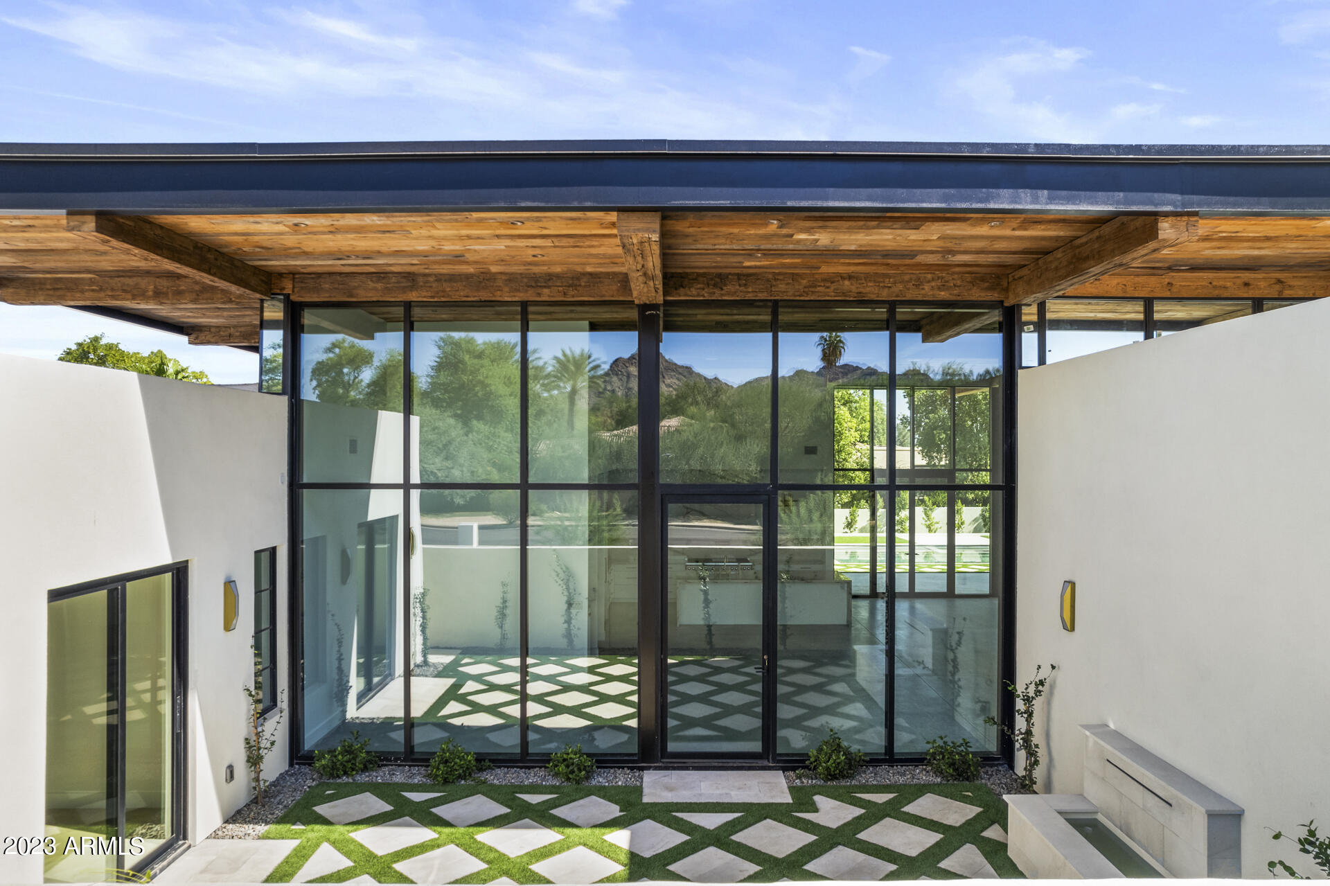 7611 N MOCKINGBIRD Lane