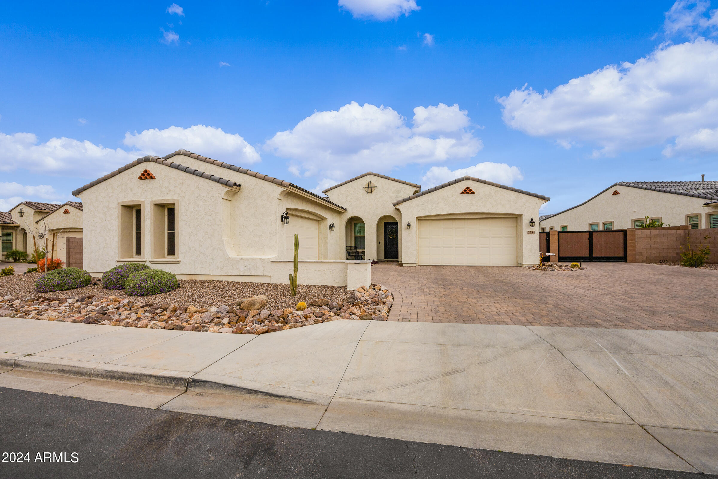 2534 E THORNTON Court