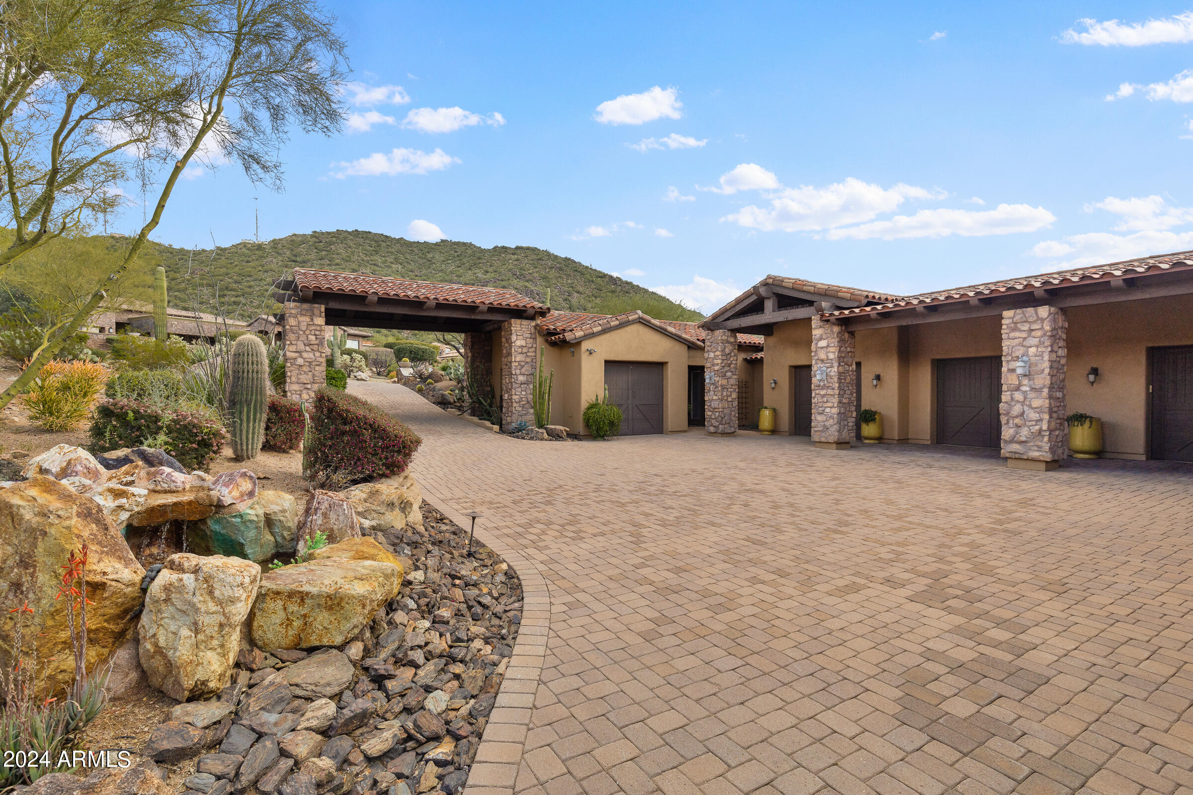 4320 N DIAMOND POINT Circle