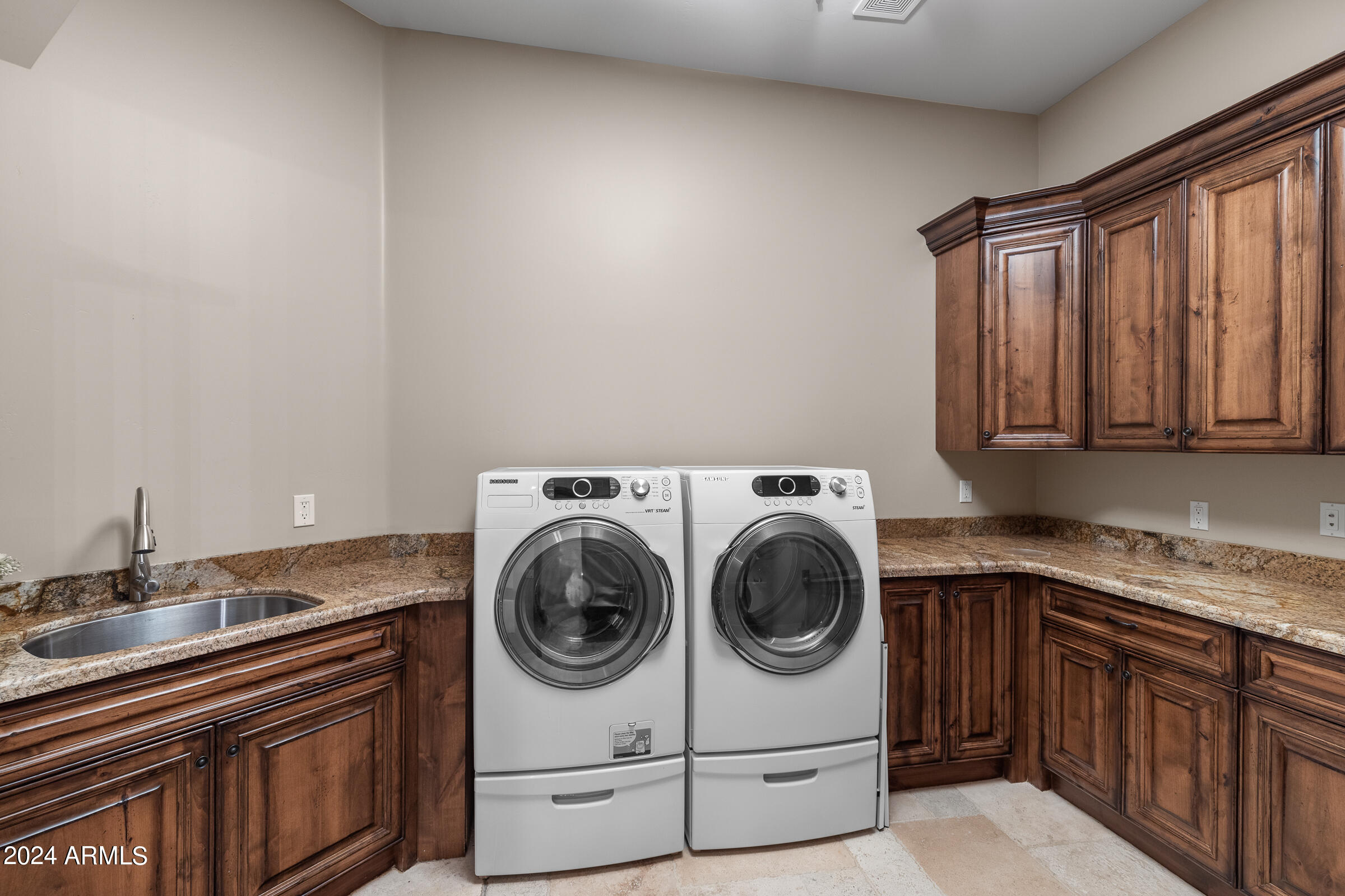 4320 N DIAMOND POINT Circle