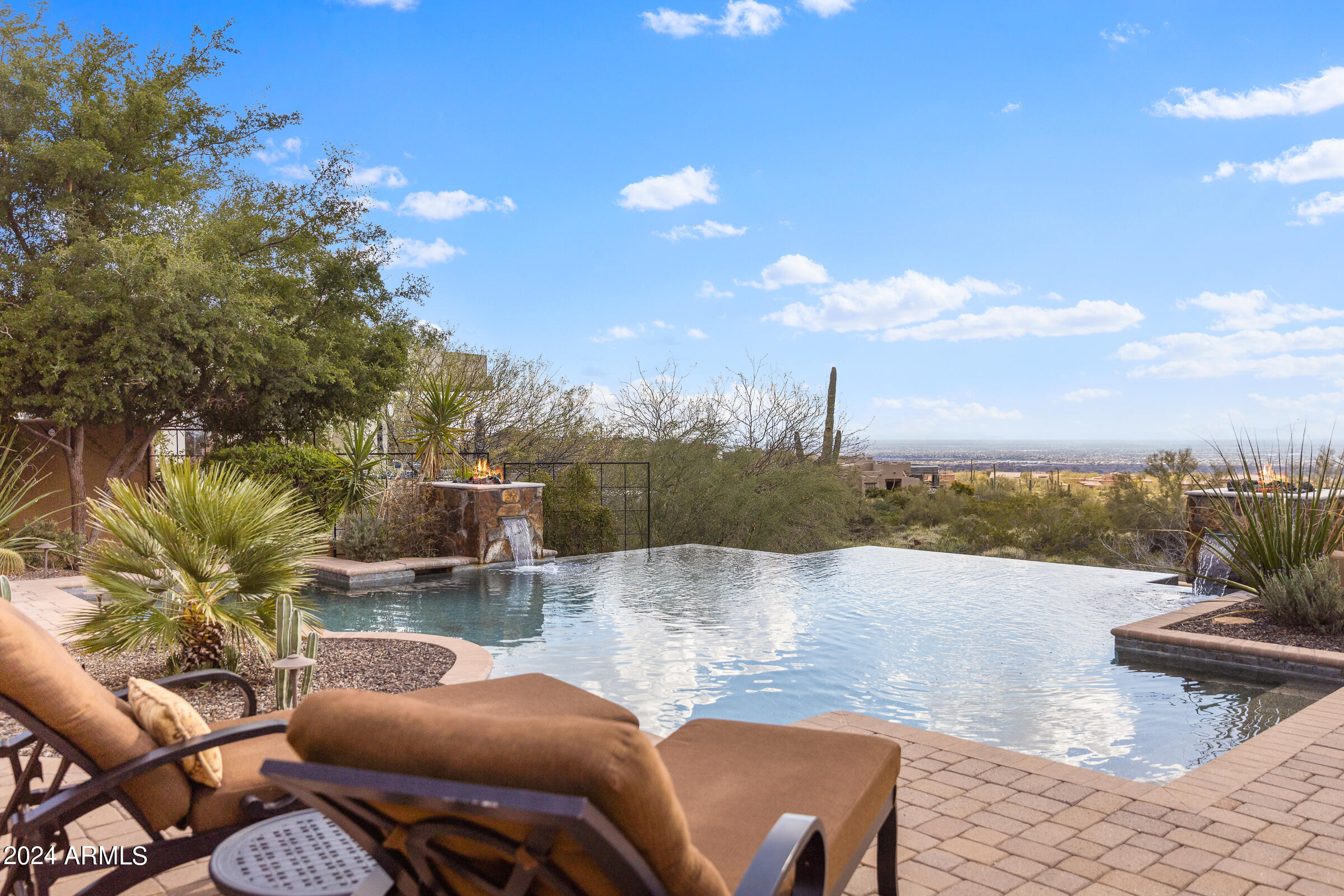 4320 N DIAMOND POINT Circle