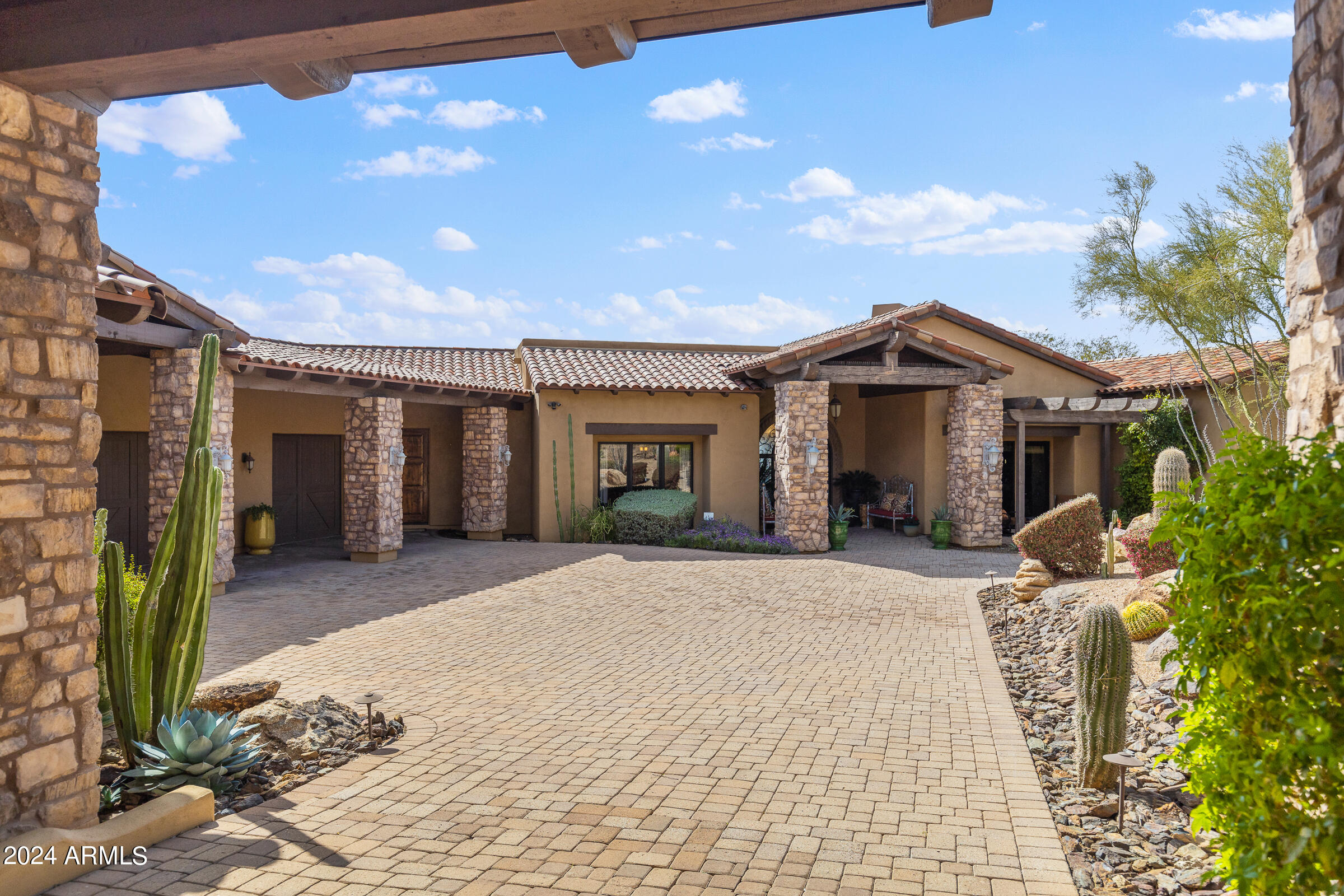 4320 N DIAMOND POINT Circle