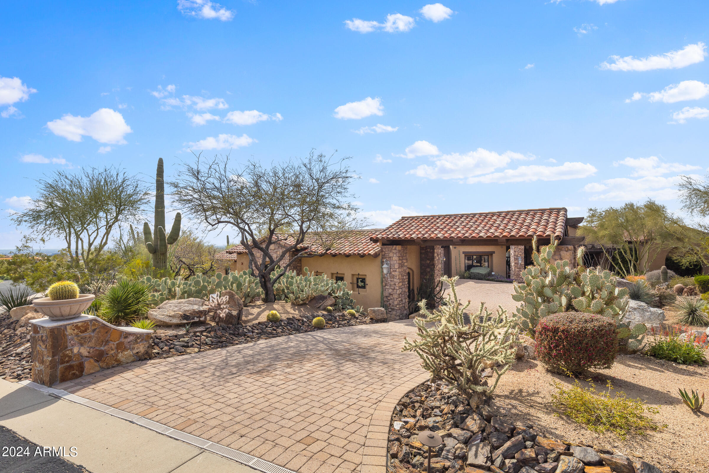 4320 N DIAMOND POINT Circle