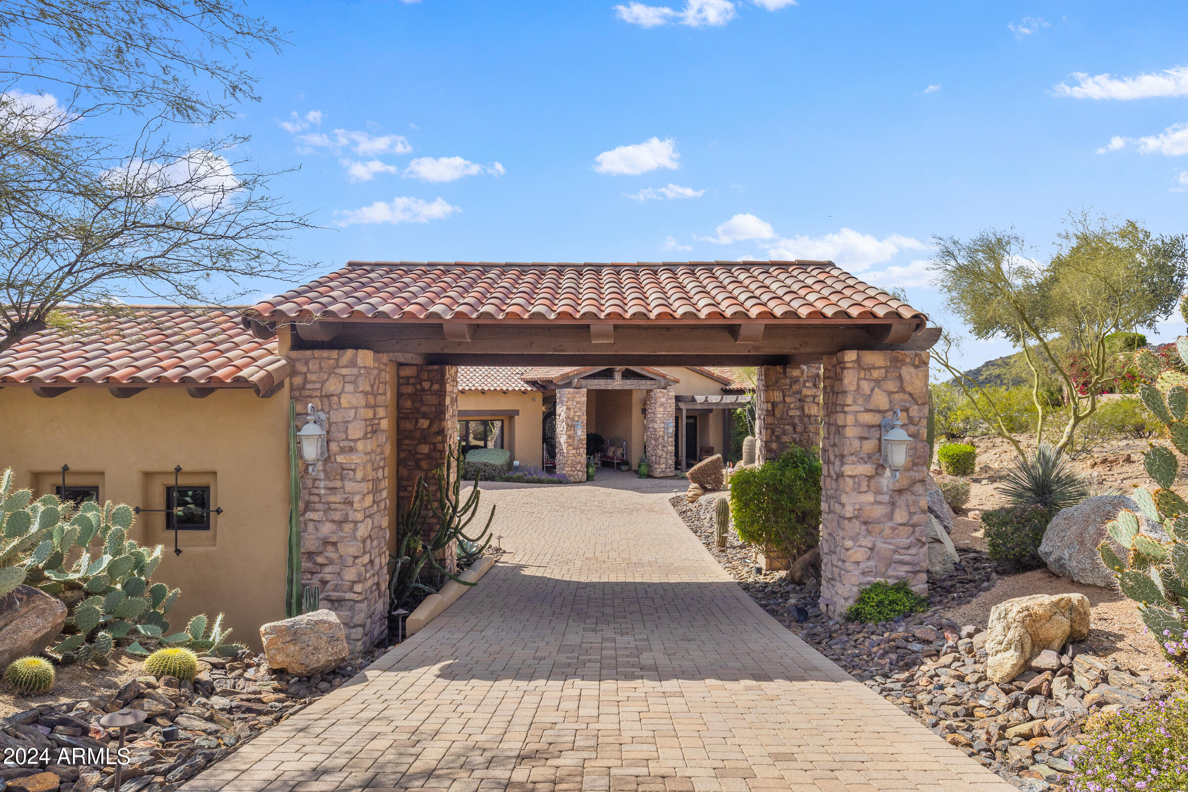 4320 N DIAMOND POINT Circle