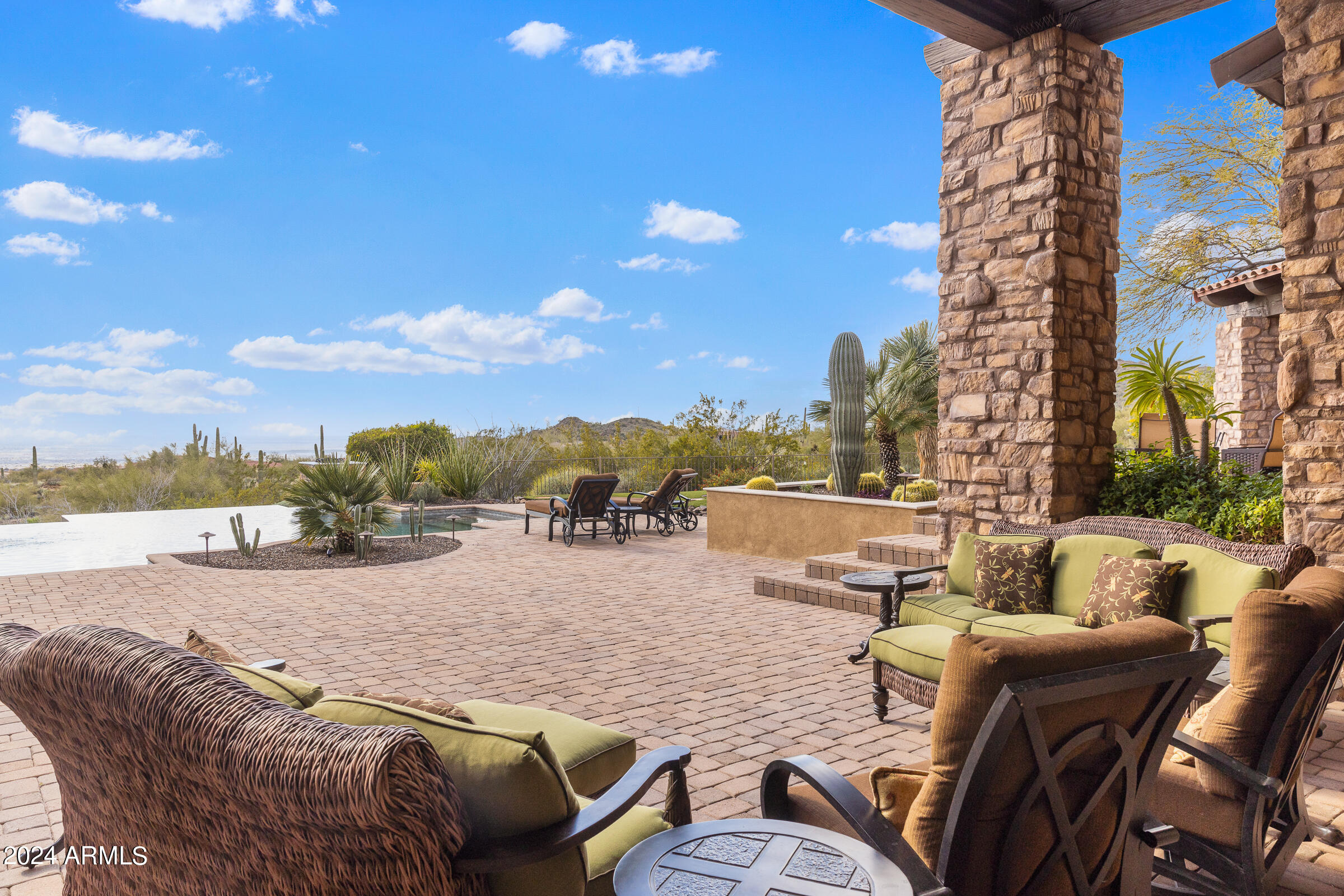 4320 N DIAMOND POINT Circle