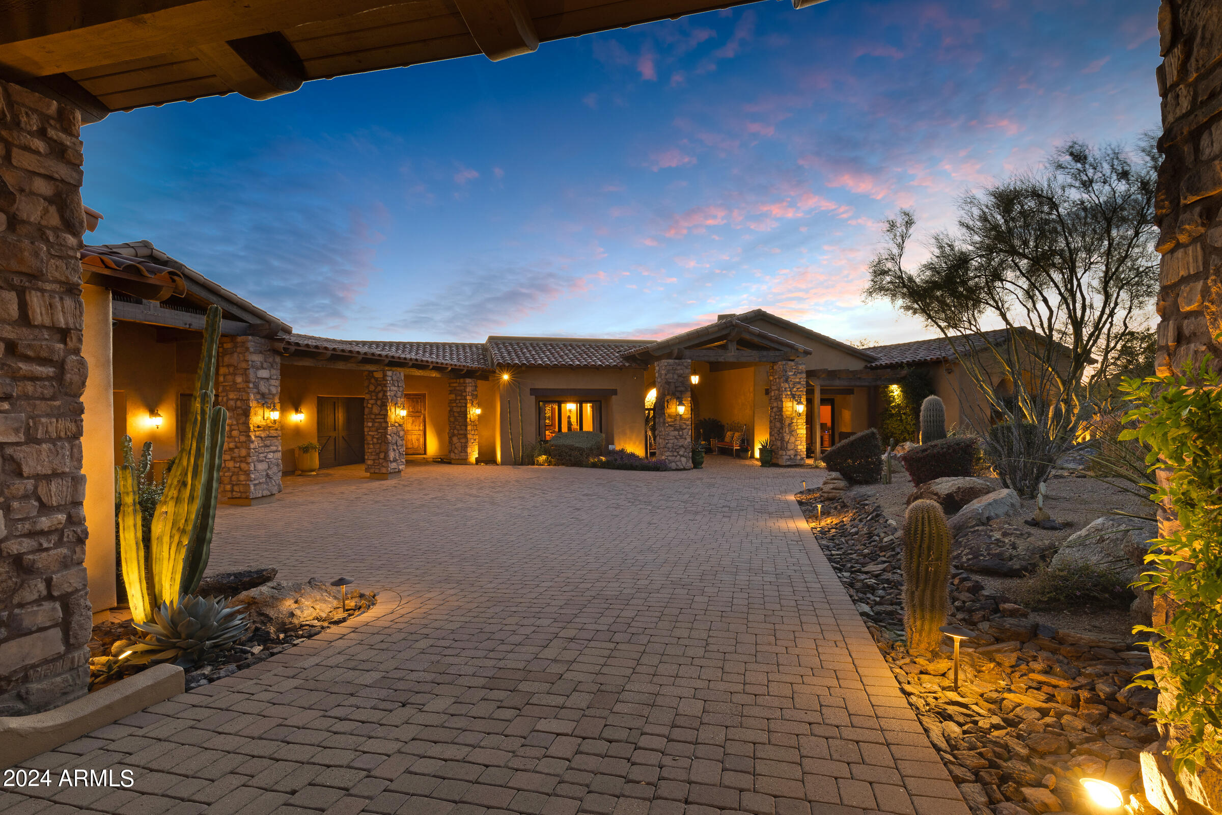 4320 N DIAMOND POINT Circle