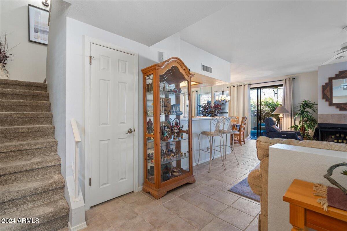 9705 E MOUNTAIN VIEW Road, 1084