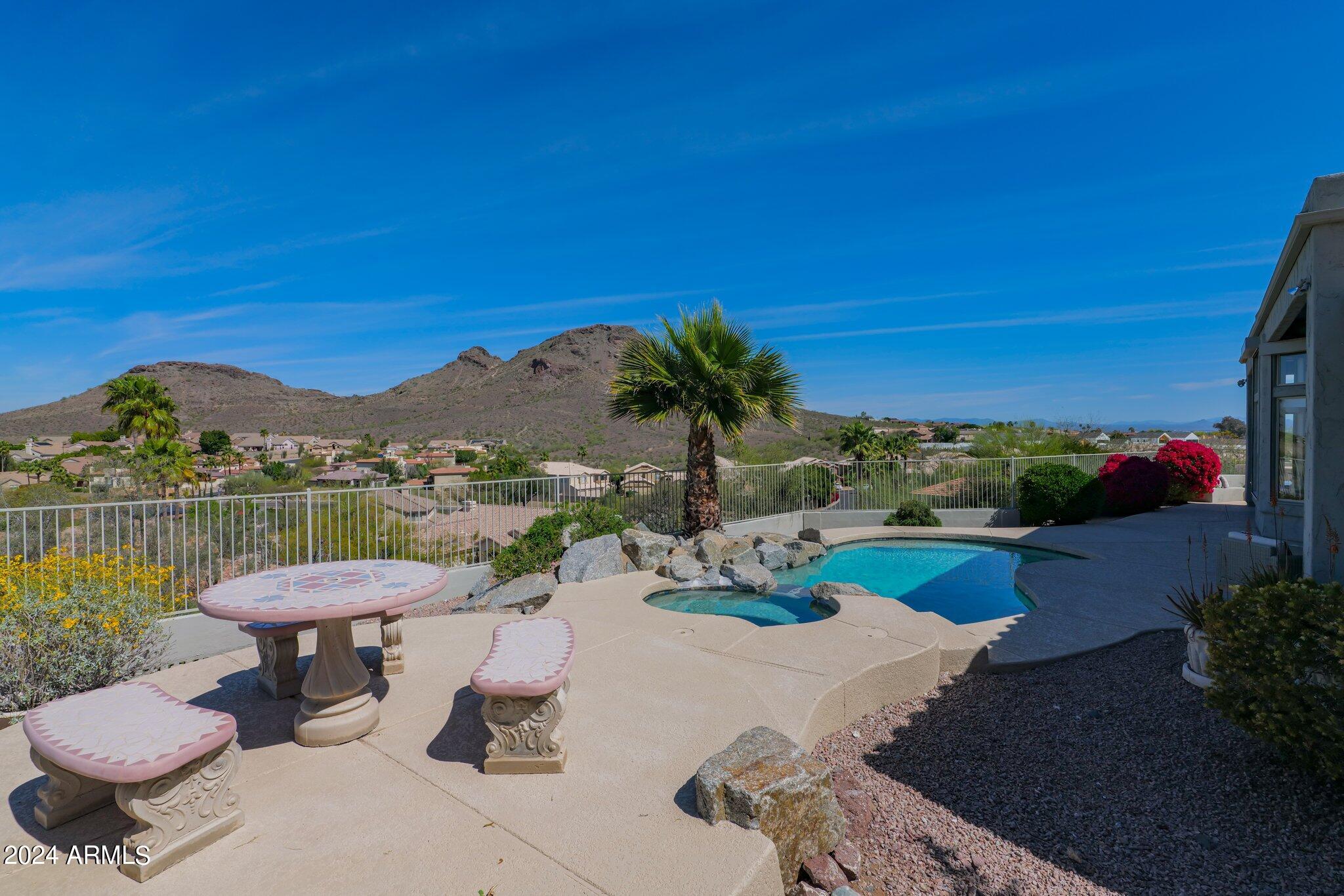 1546 E REDFIELD Road