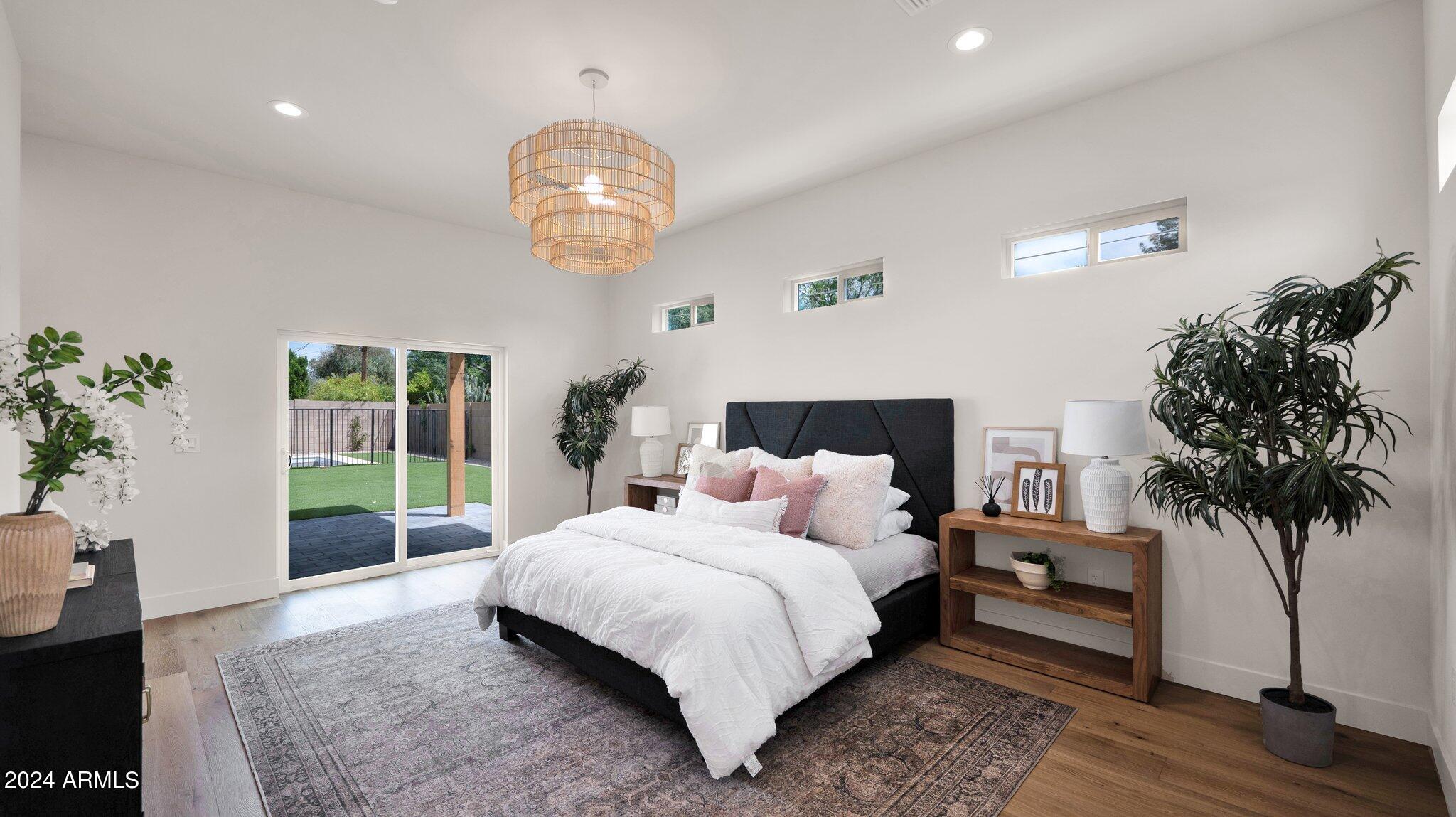 209 W DIANA Avenue