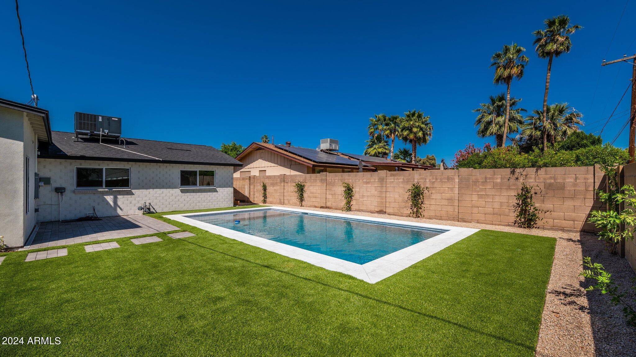 209 W DIANA Avenue